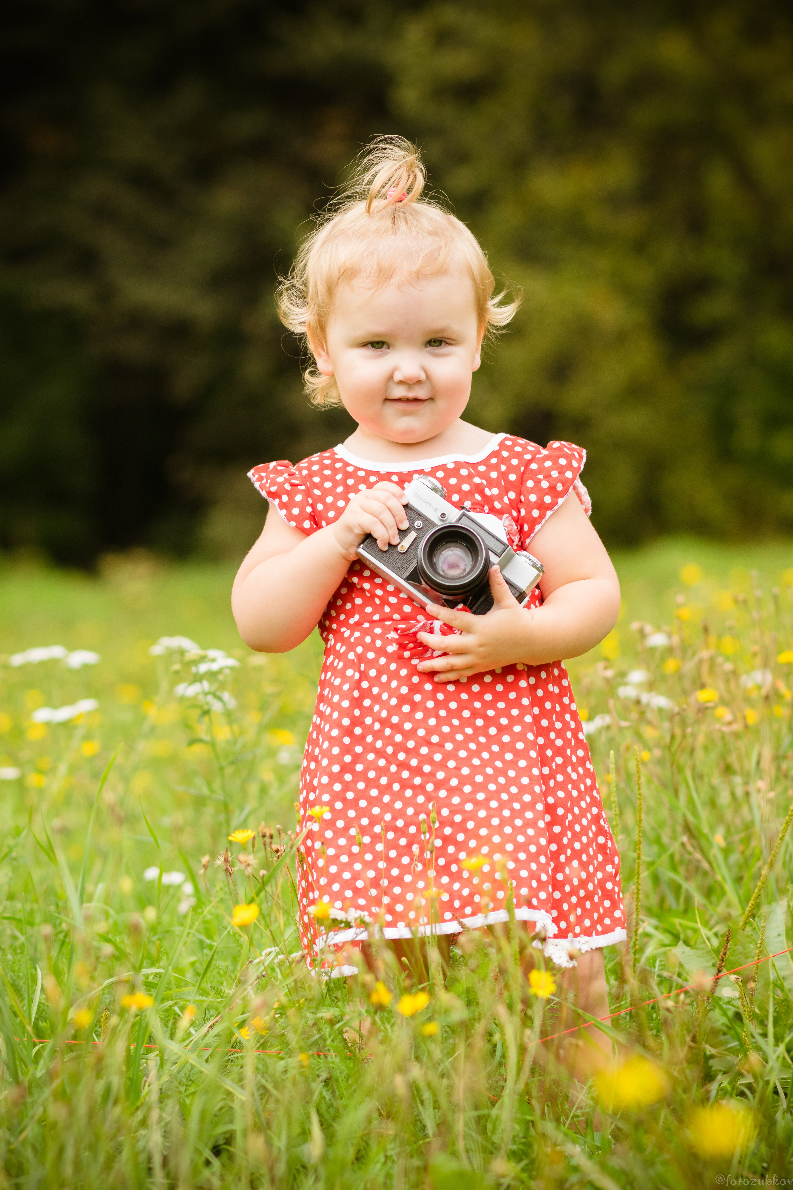 Девочка с фотоаппаратом