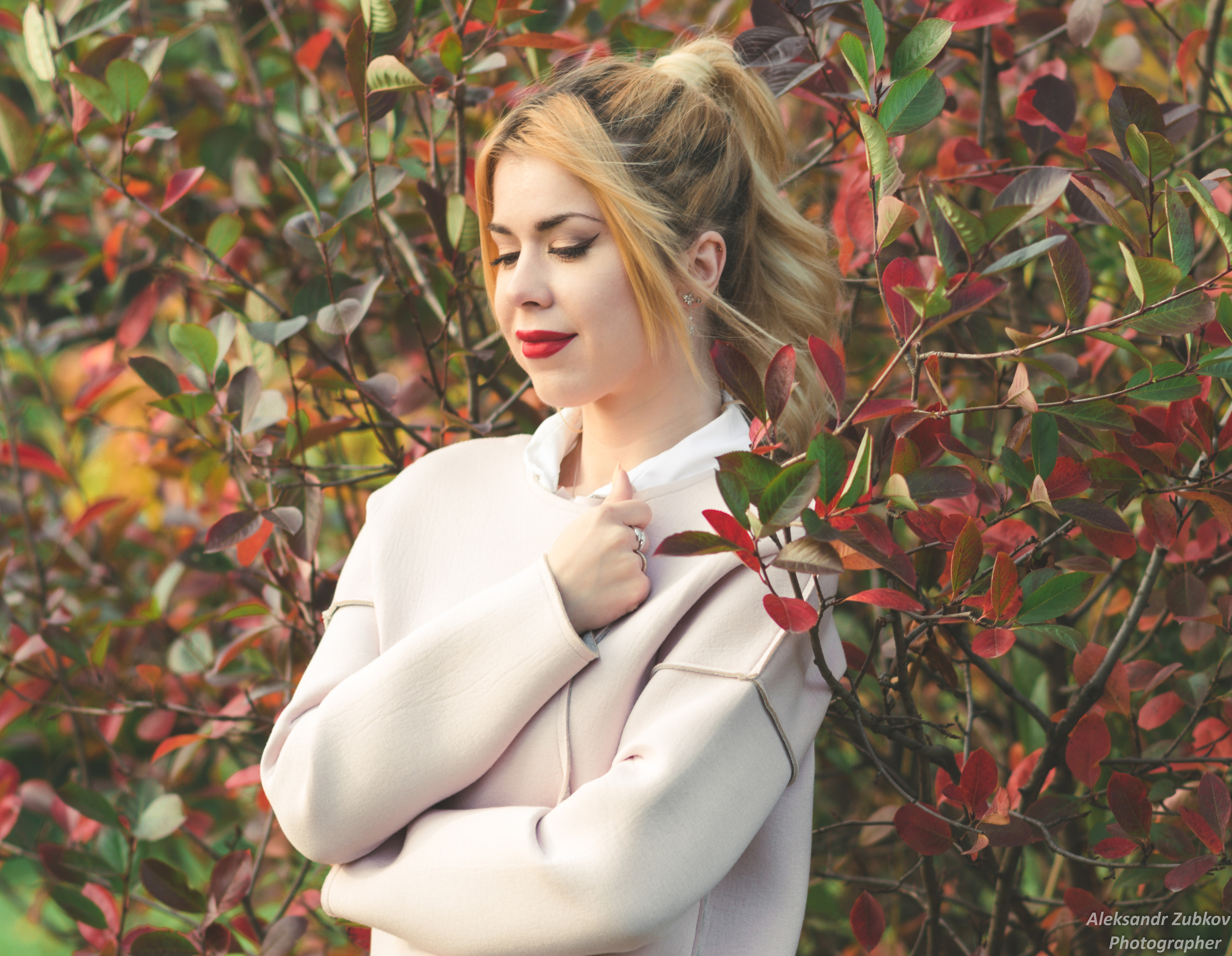 Красивая девушка в пальто осенью в парке