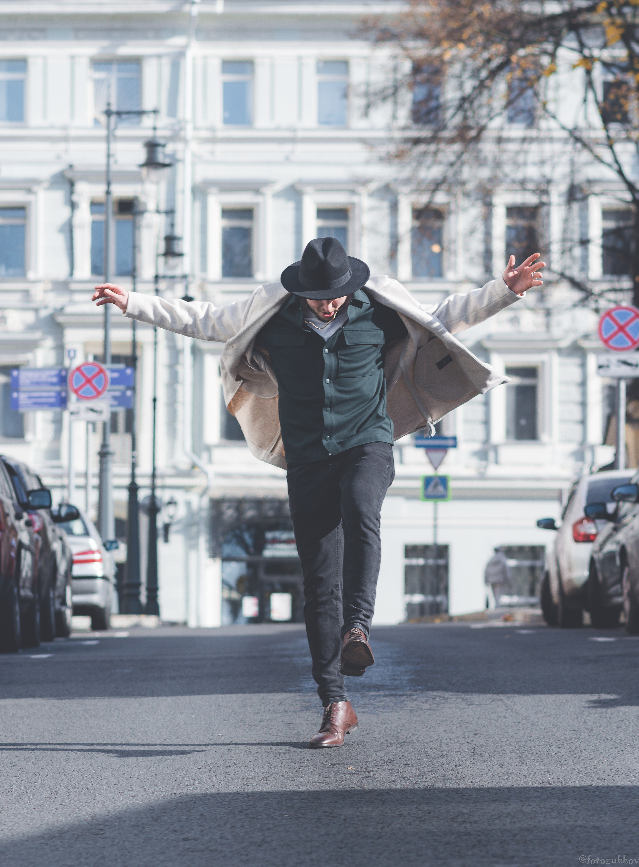 Фотография бегущего человека по улице