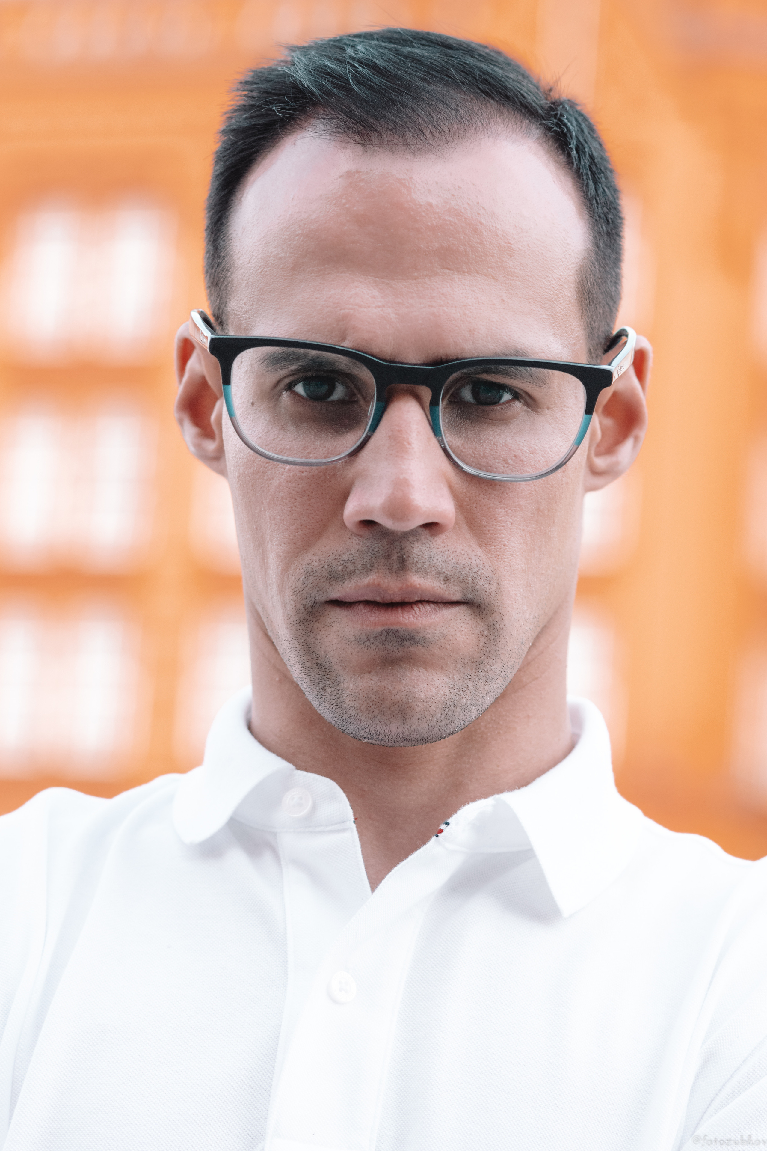 Портрет молодого человека в очках