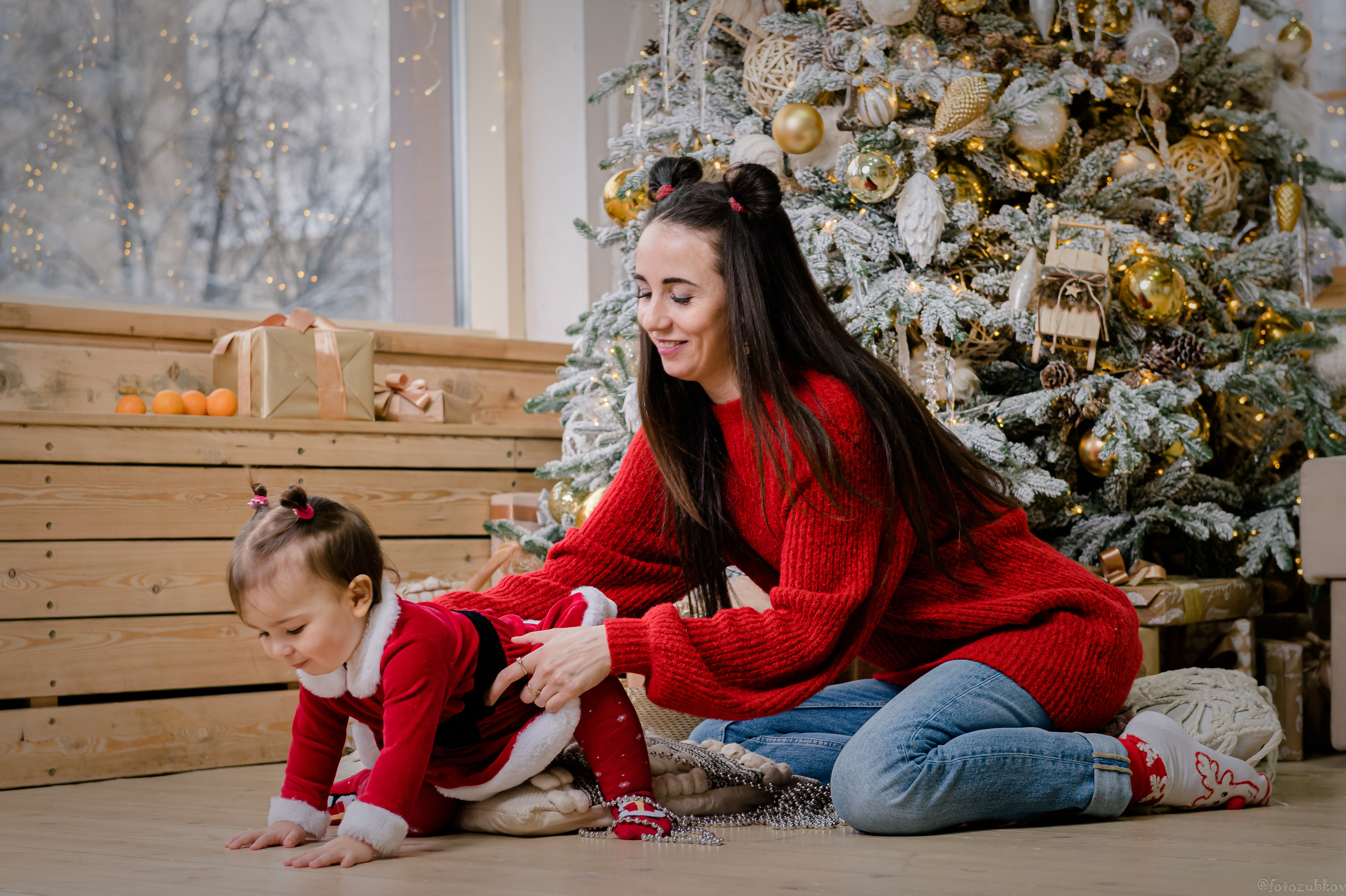 Игра мамы с дочкой у новогодней ёлки
