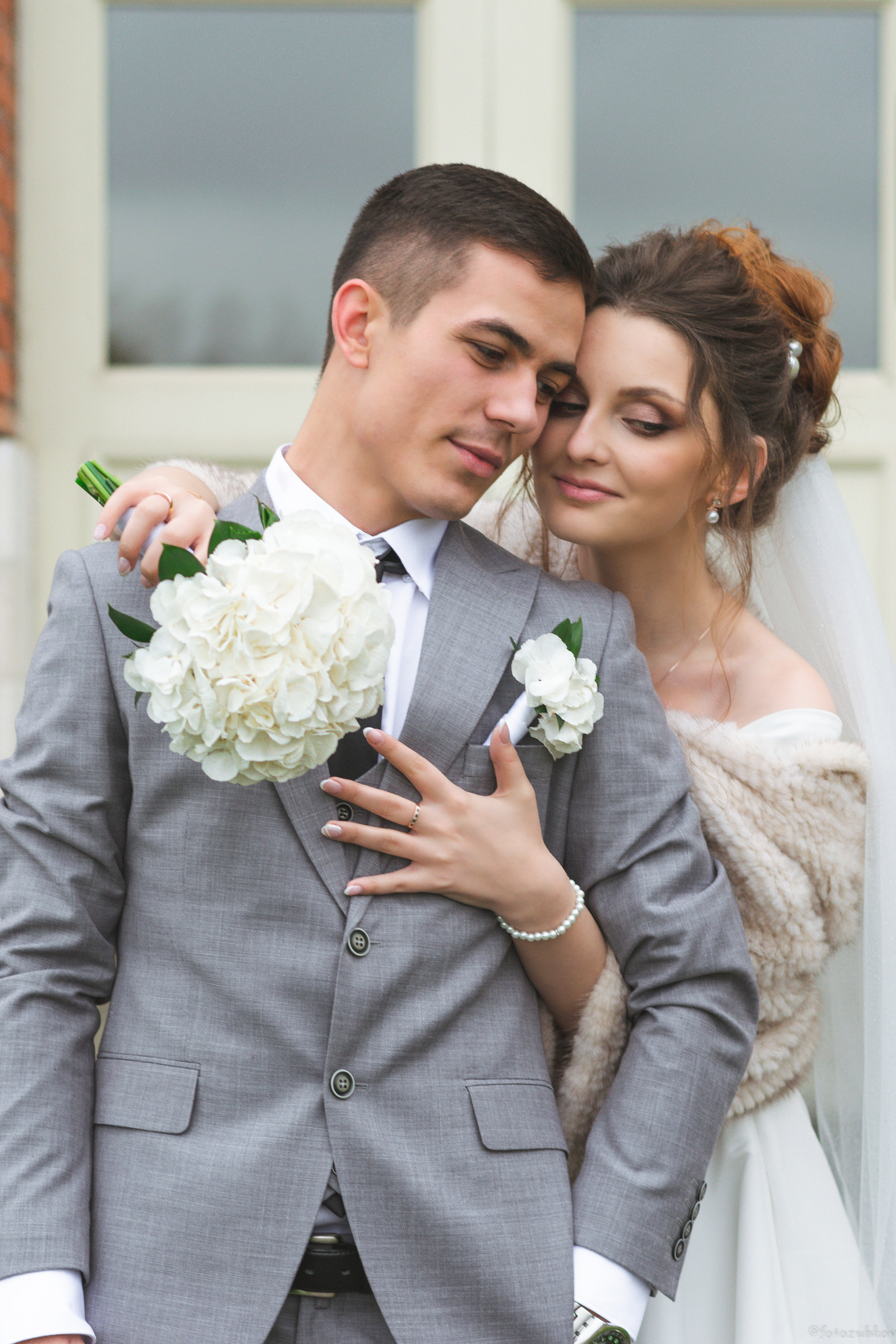 Невеста обнимает новоиспеченного жениха