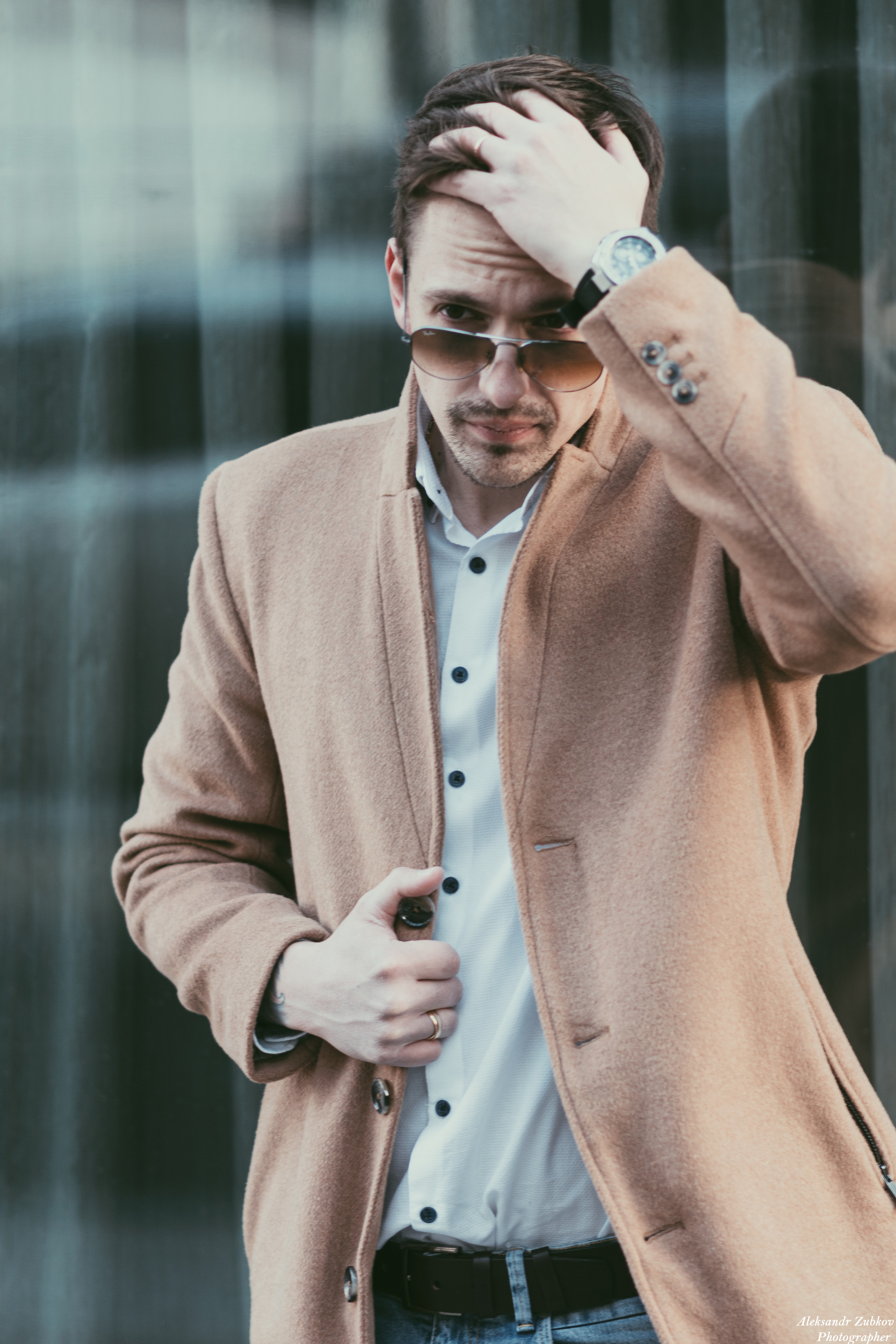 Красивый мужчина в бежевом пальто