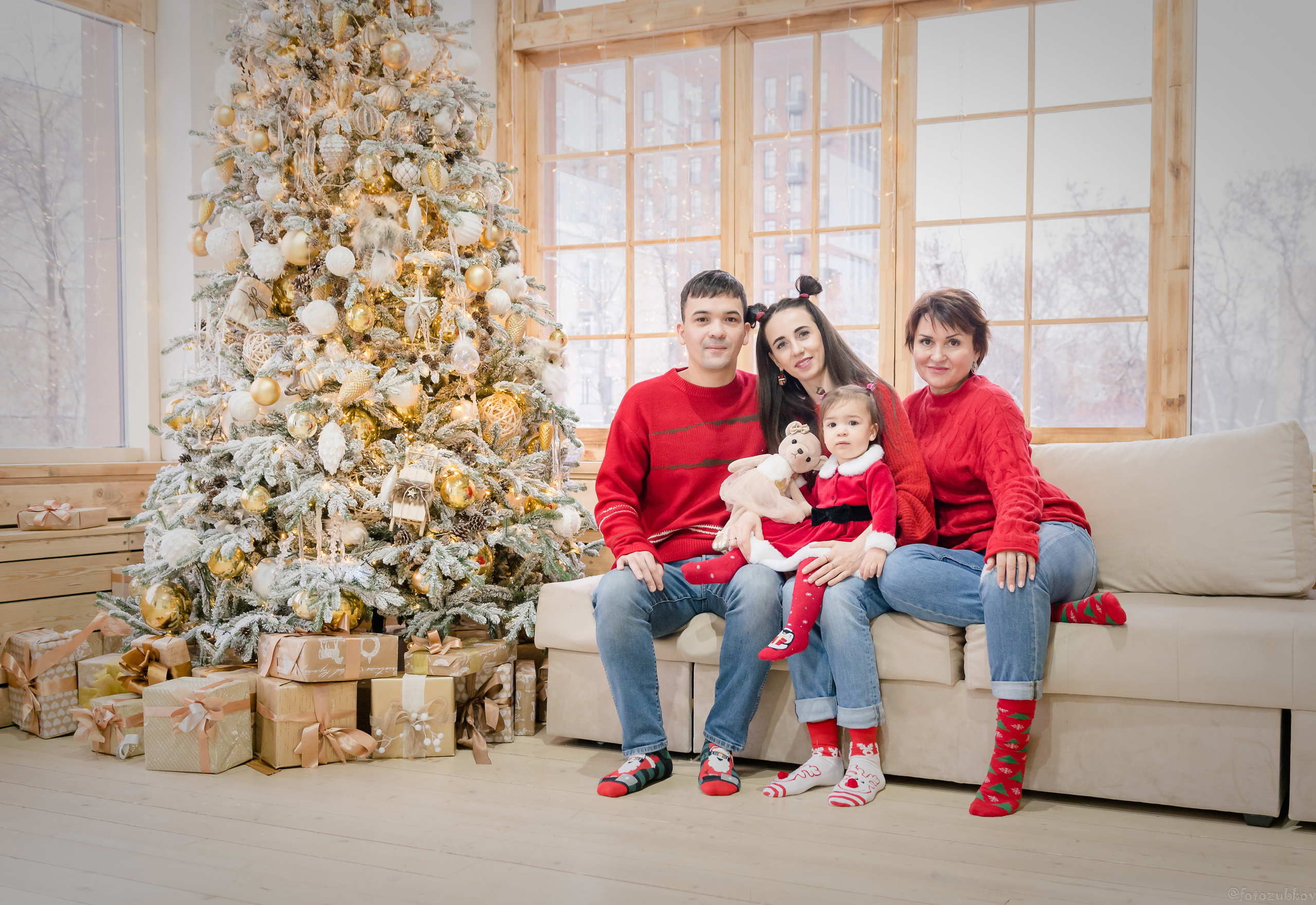Семейная фотография на фоне ёлочки в студии