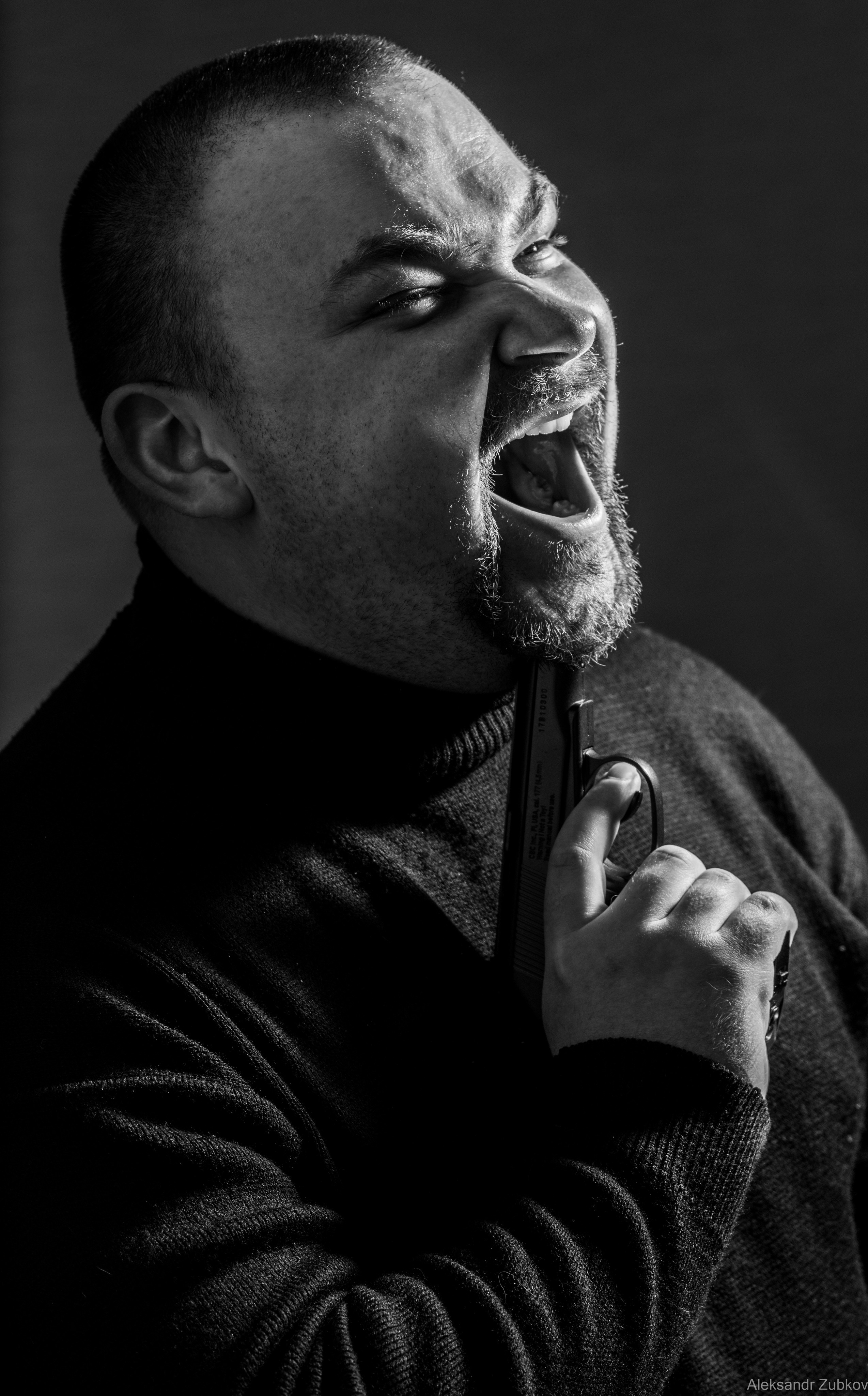 Чёрно белый кадр мужчины с пистолетом