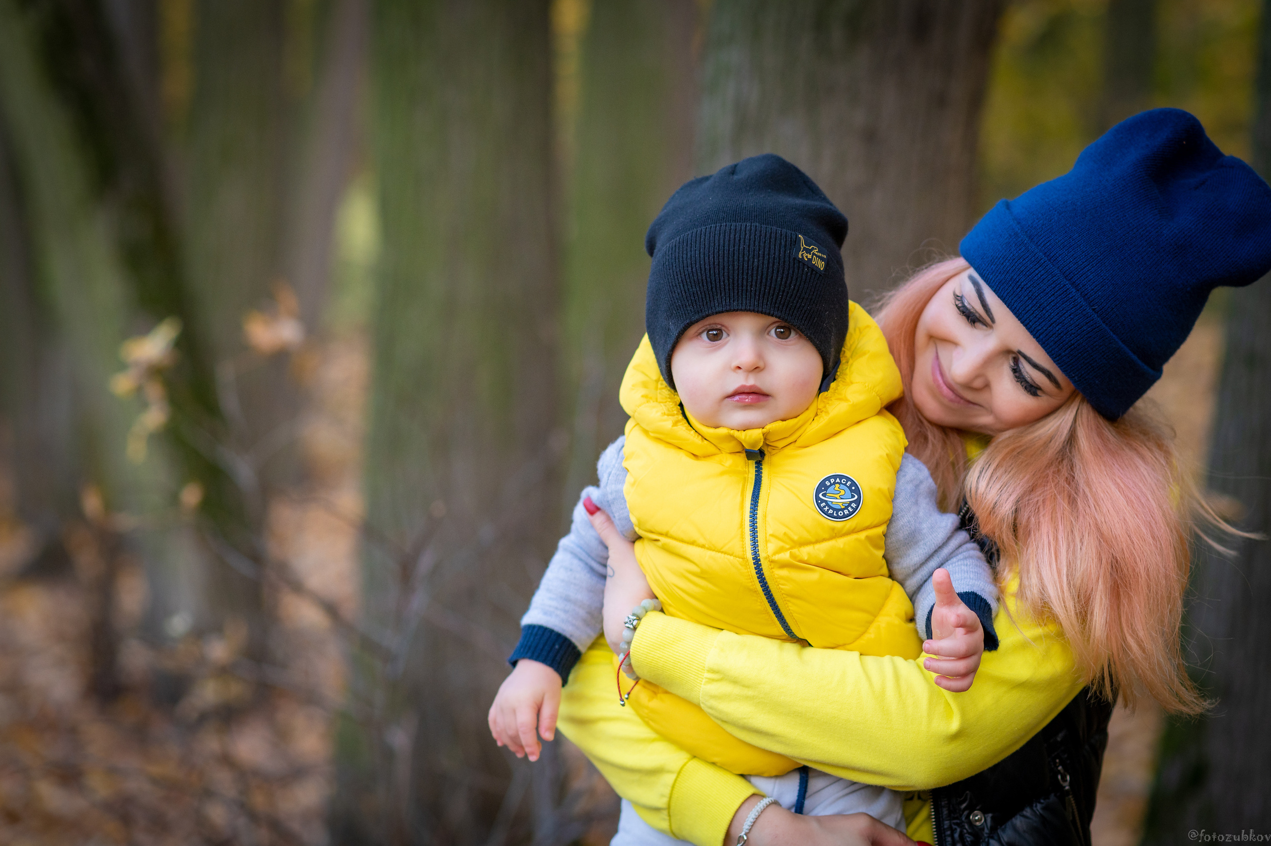 Мама с малышом в осеннем парке