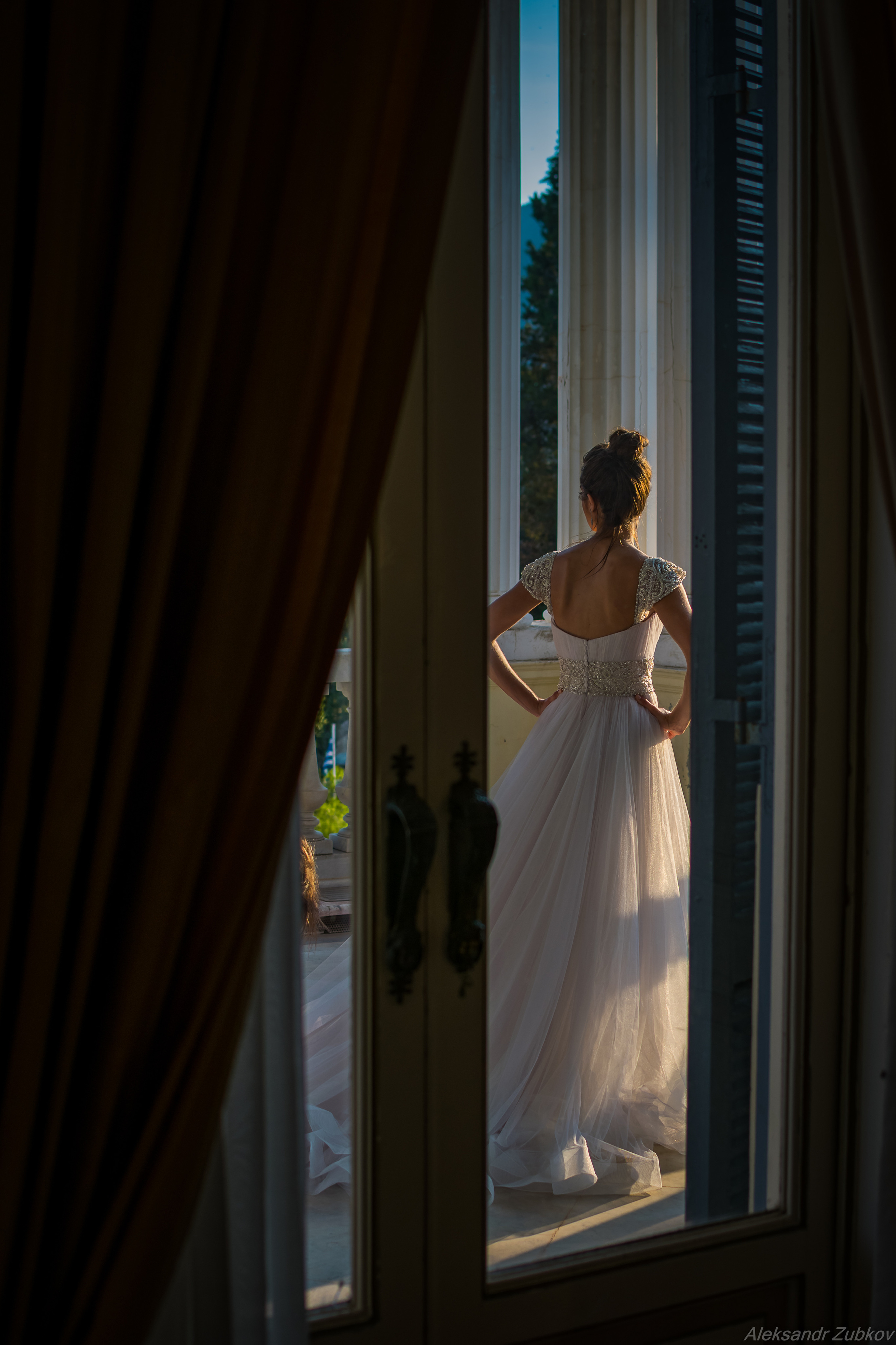 Подглядывание за невестой через окно