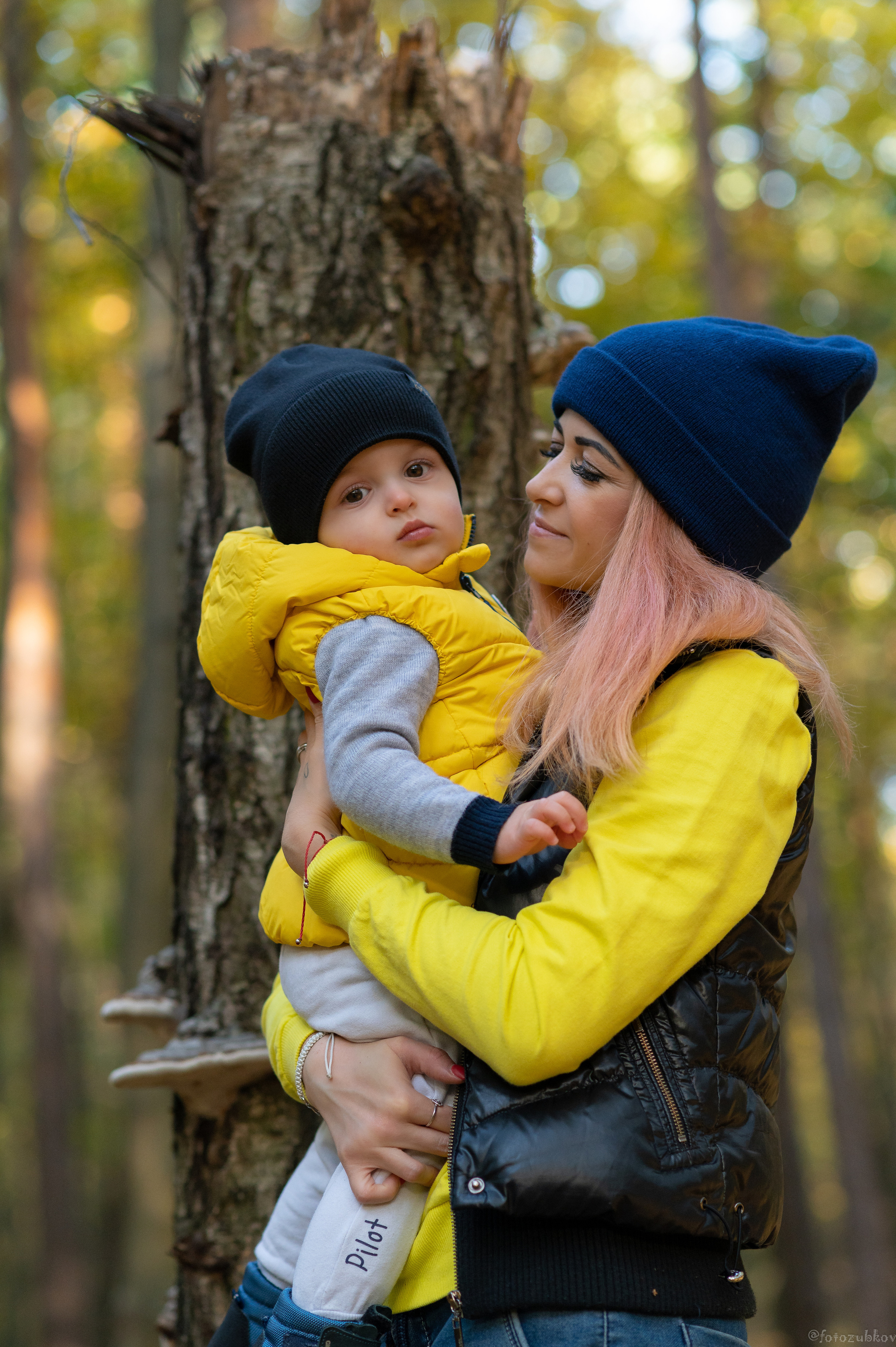 Мама влюбленно смотрит на своего сына