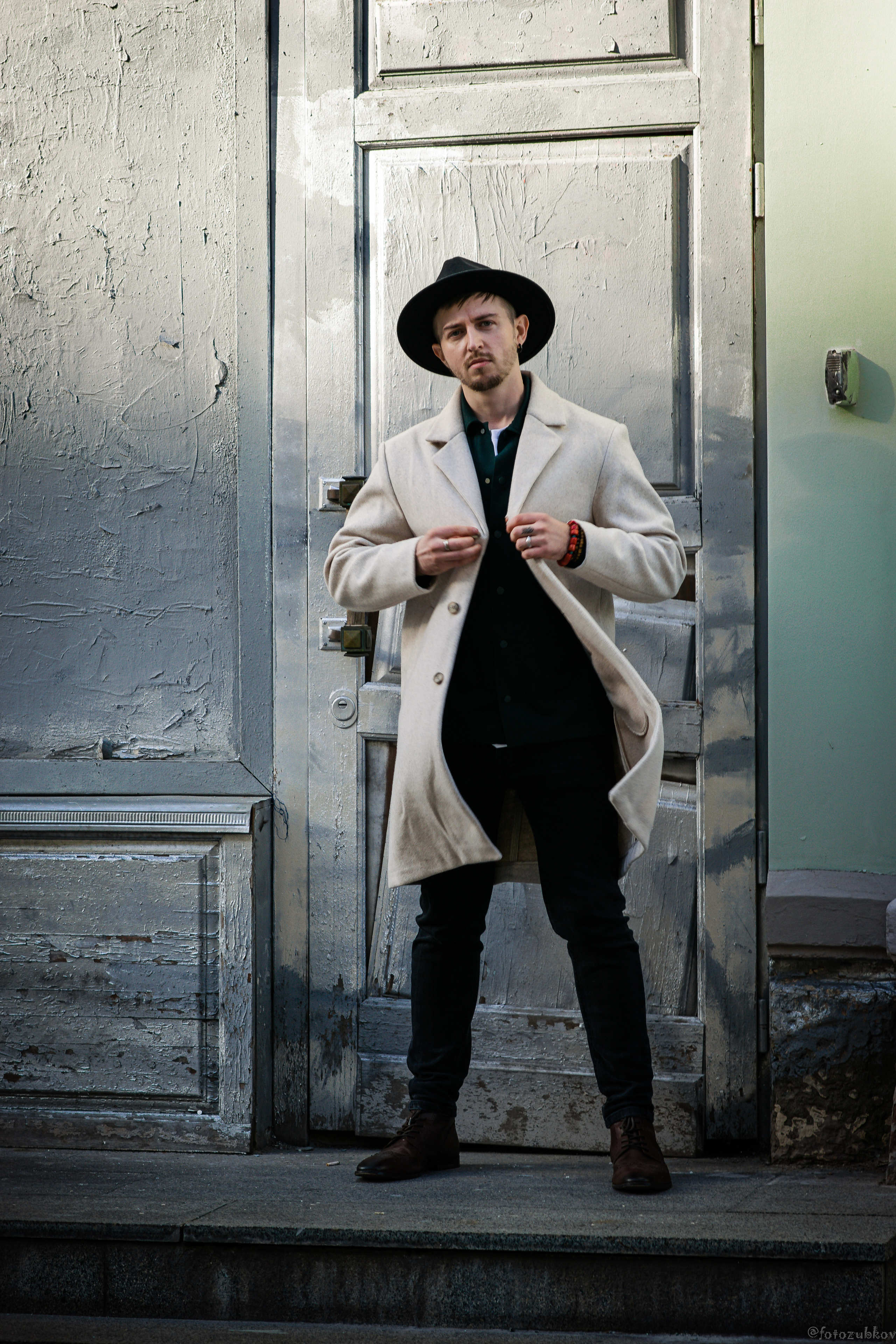 Портрет молодого человека в пальто