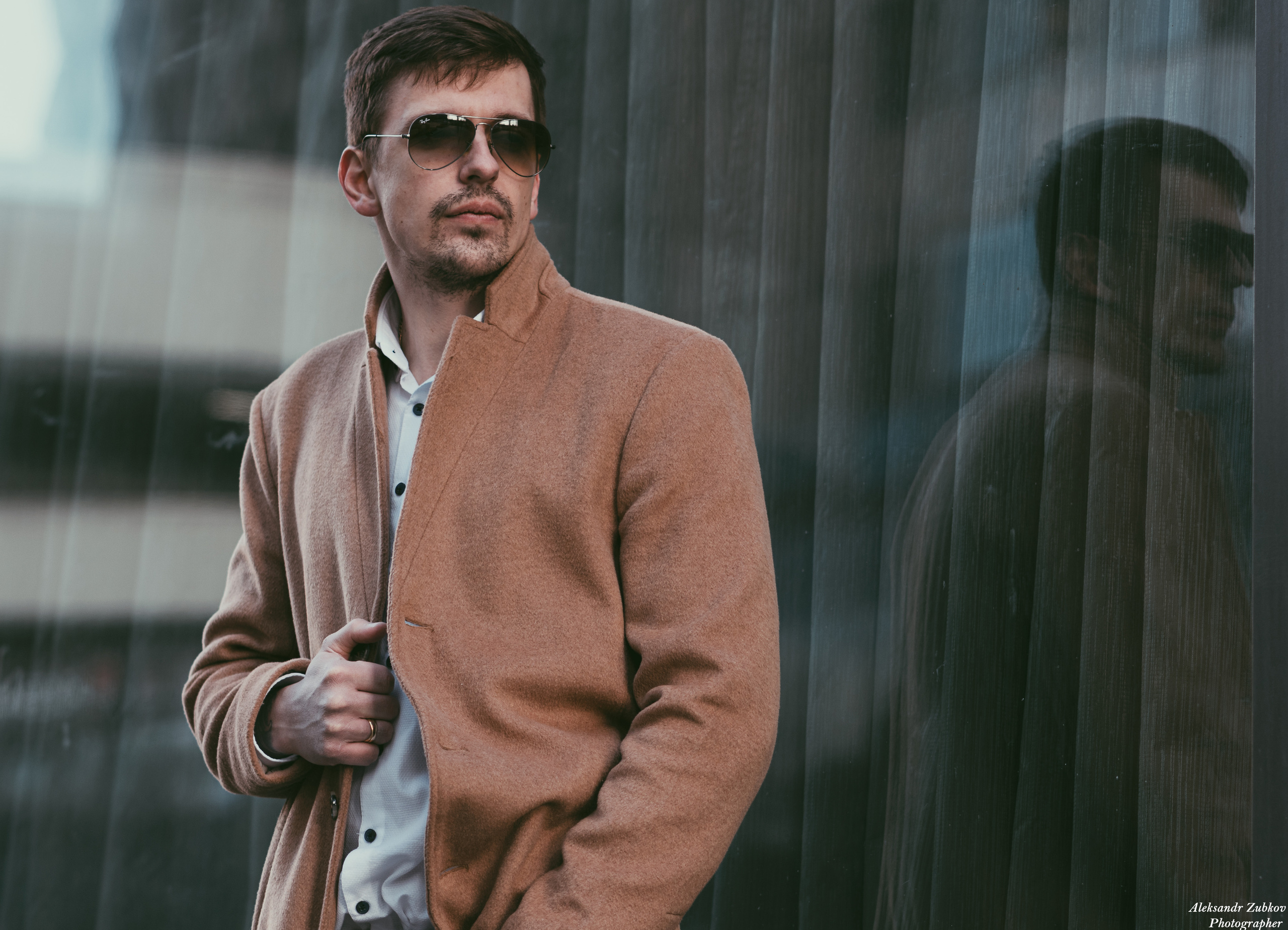 Серьёзный взгляд мужчины в пальто