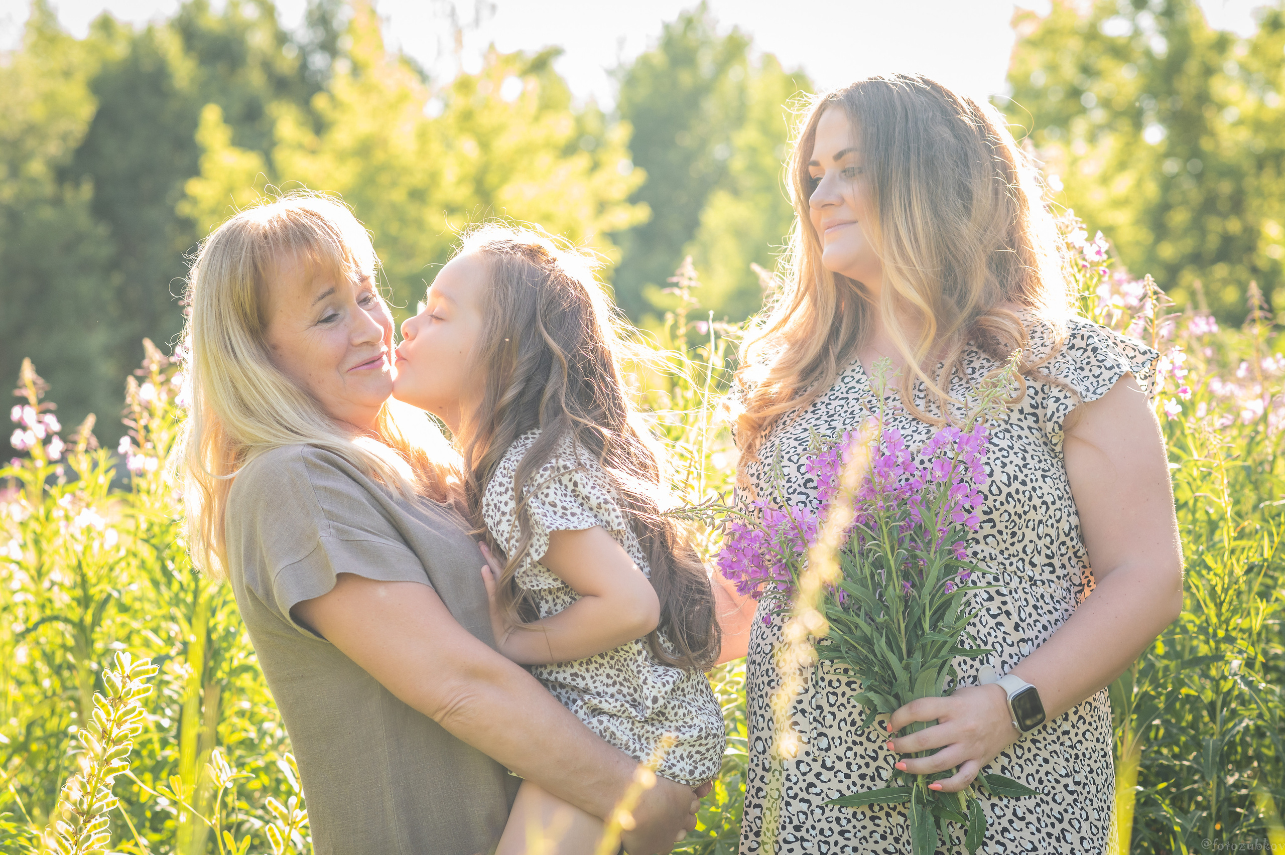 Семейная фотография мамы дочки и бабушки