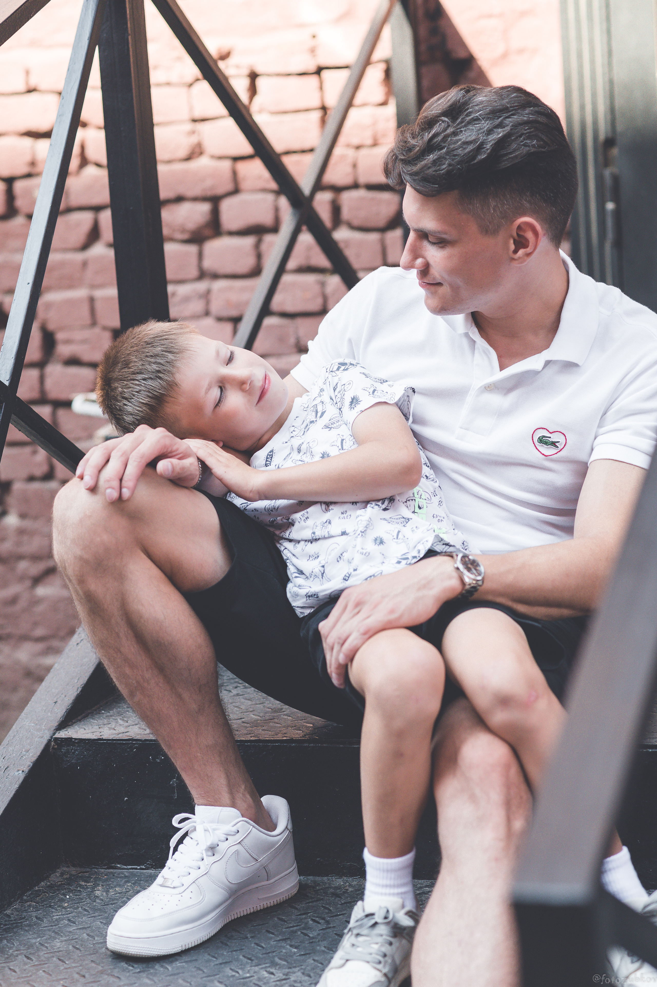 Сын нежно смотрит на отца