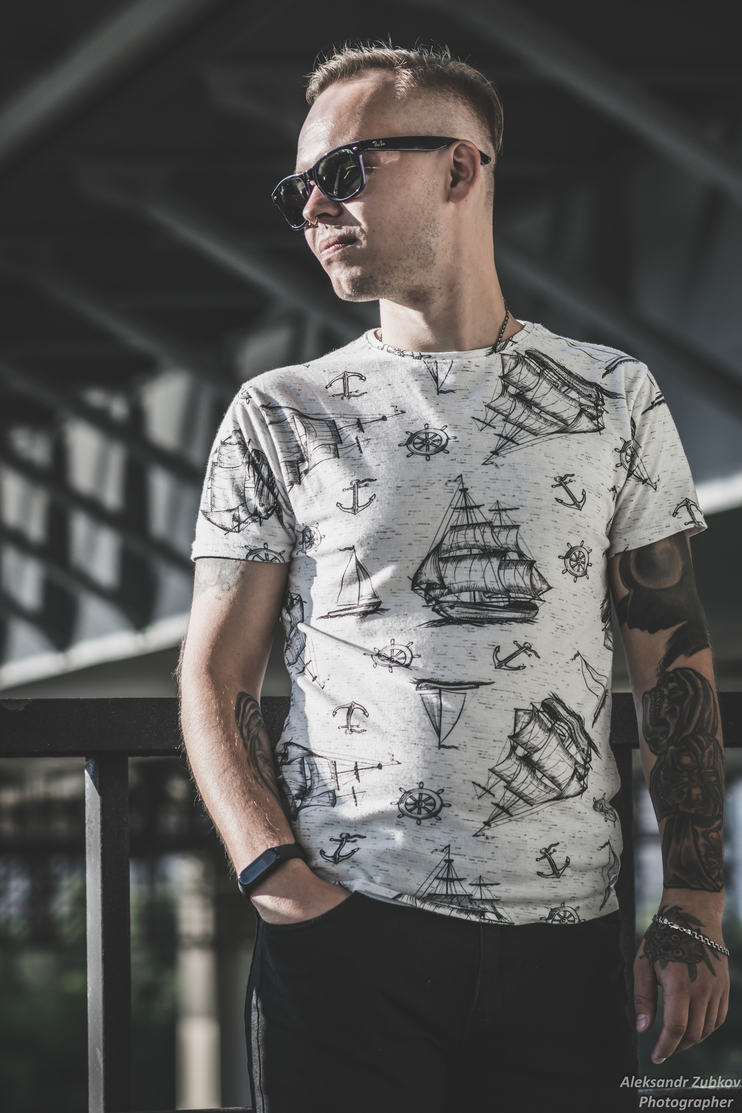 Стильный портрет молодого человека в очках