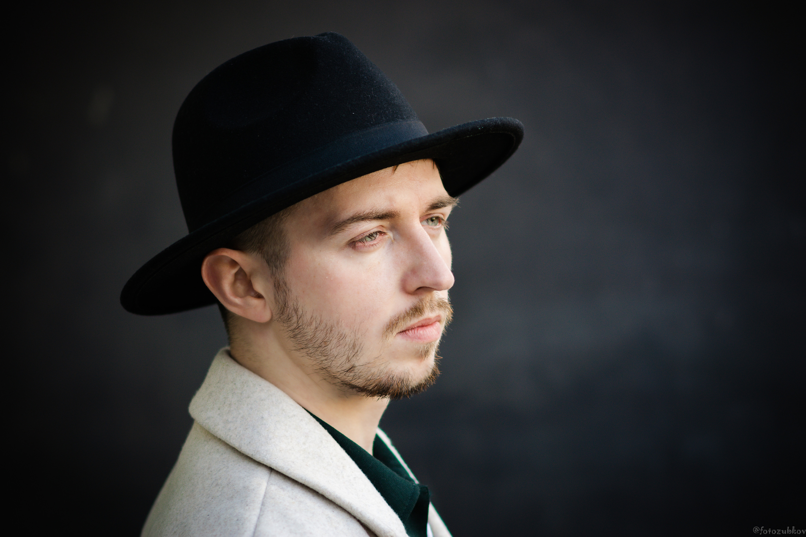 Глубокий взгляд мужчины в шляпе