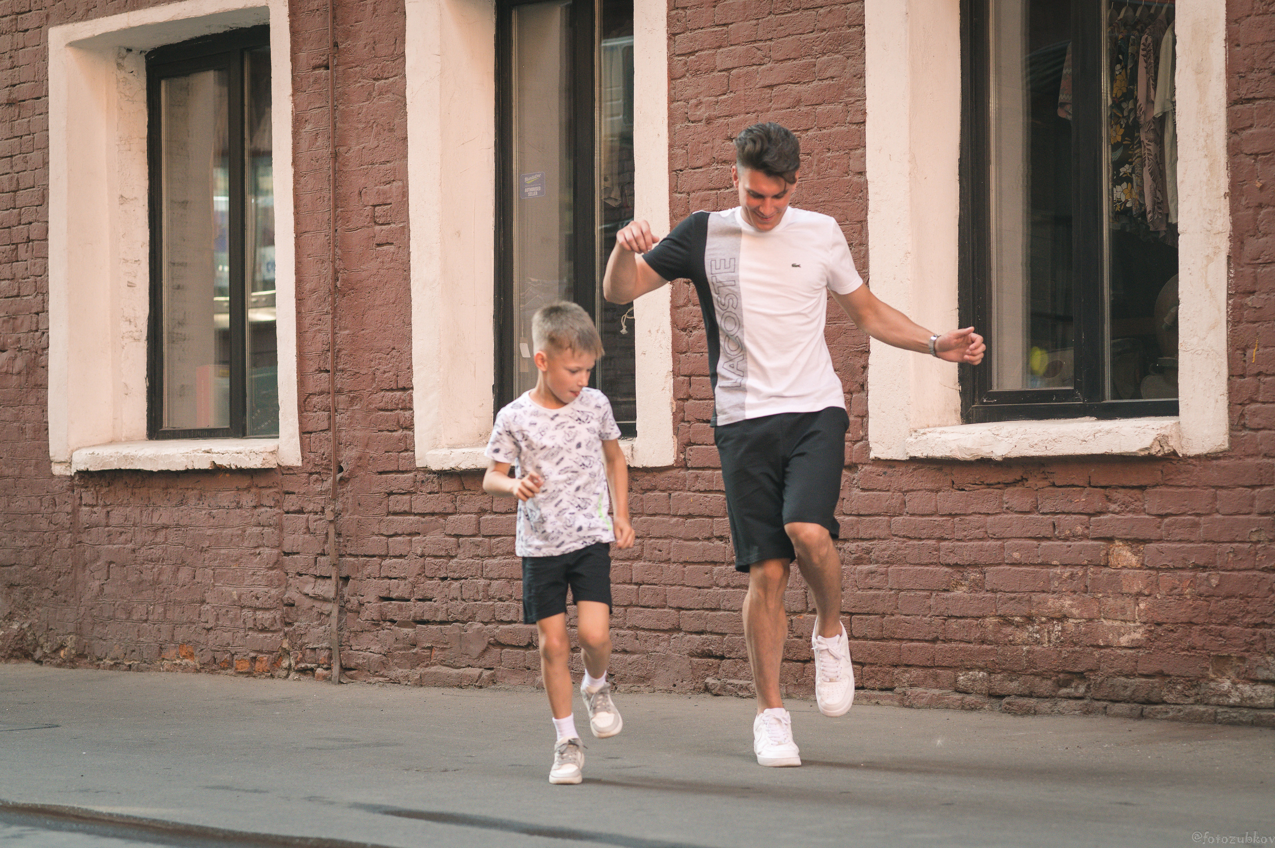 Папа танцует с сыном