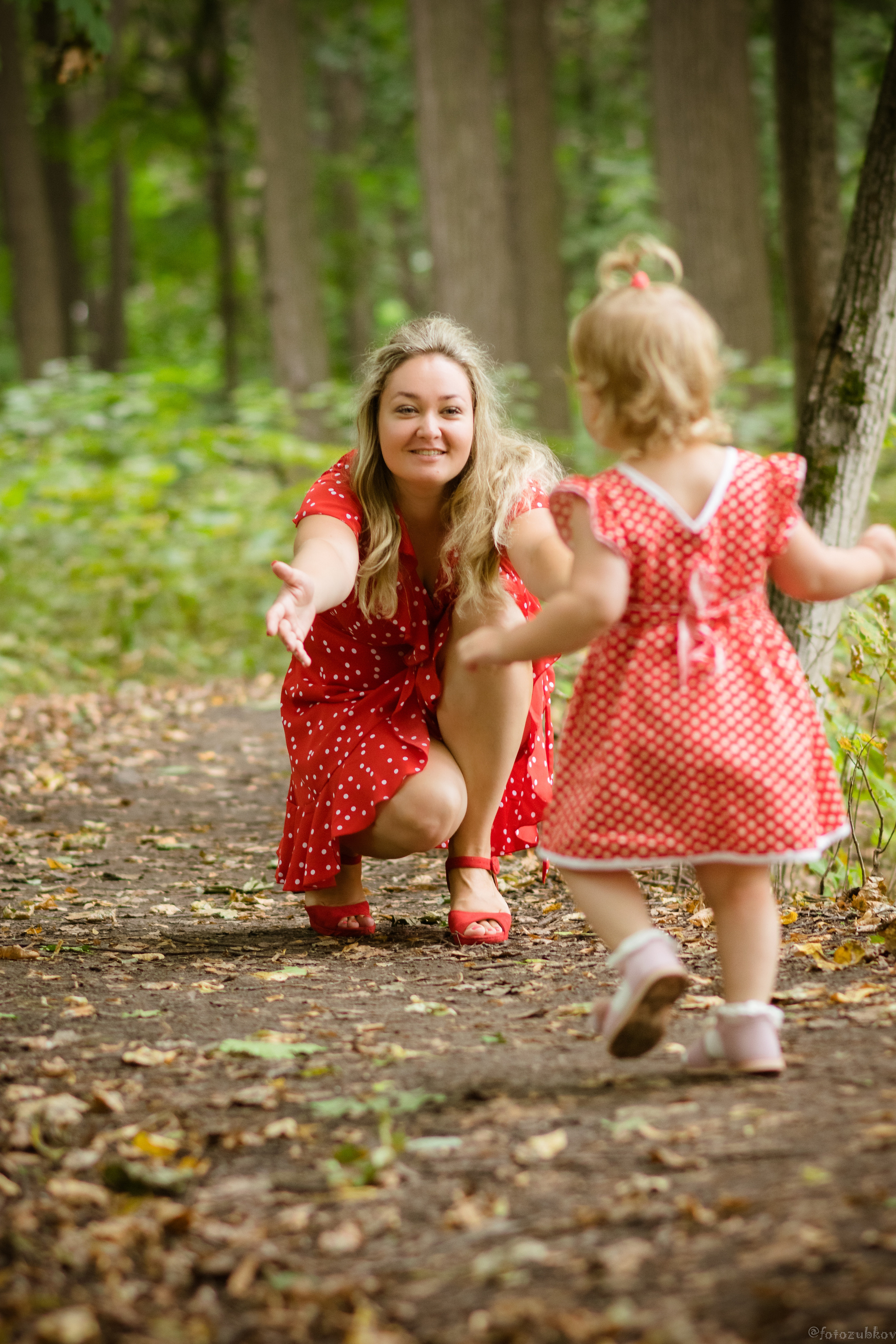Девочка бежит в объятья мамы