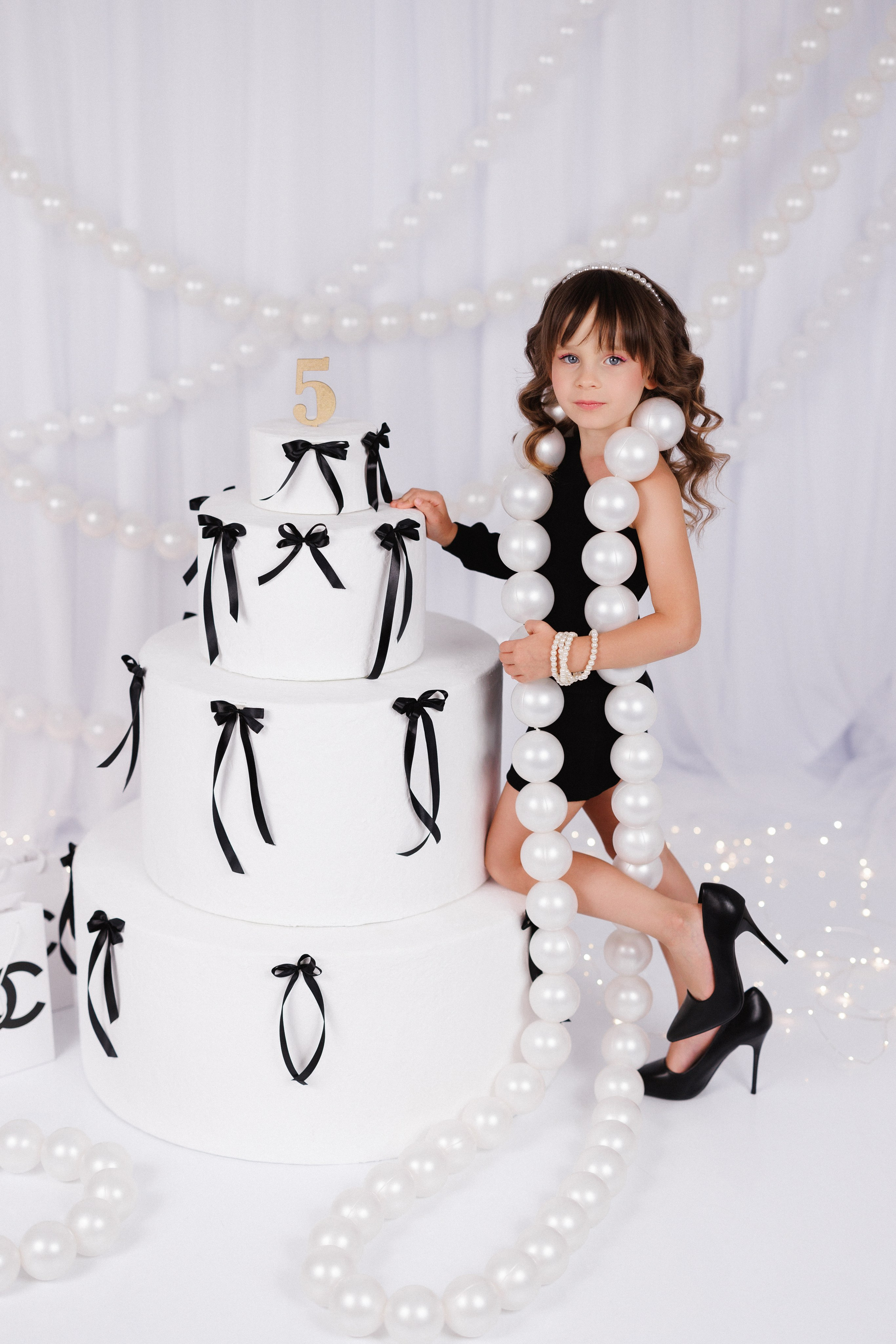 Фотосессия к дню рождения с большим тортом, в детской фотостудии «Антураж», город Краснодар. Семейный и детский фотограф в Краснодаре Анна Трашкова