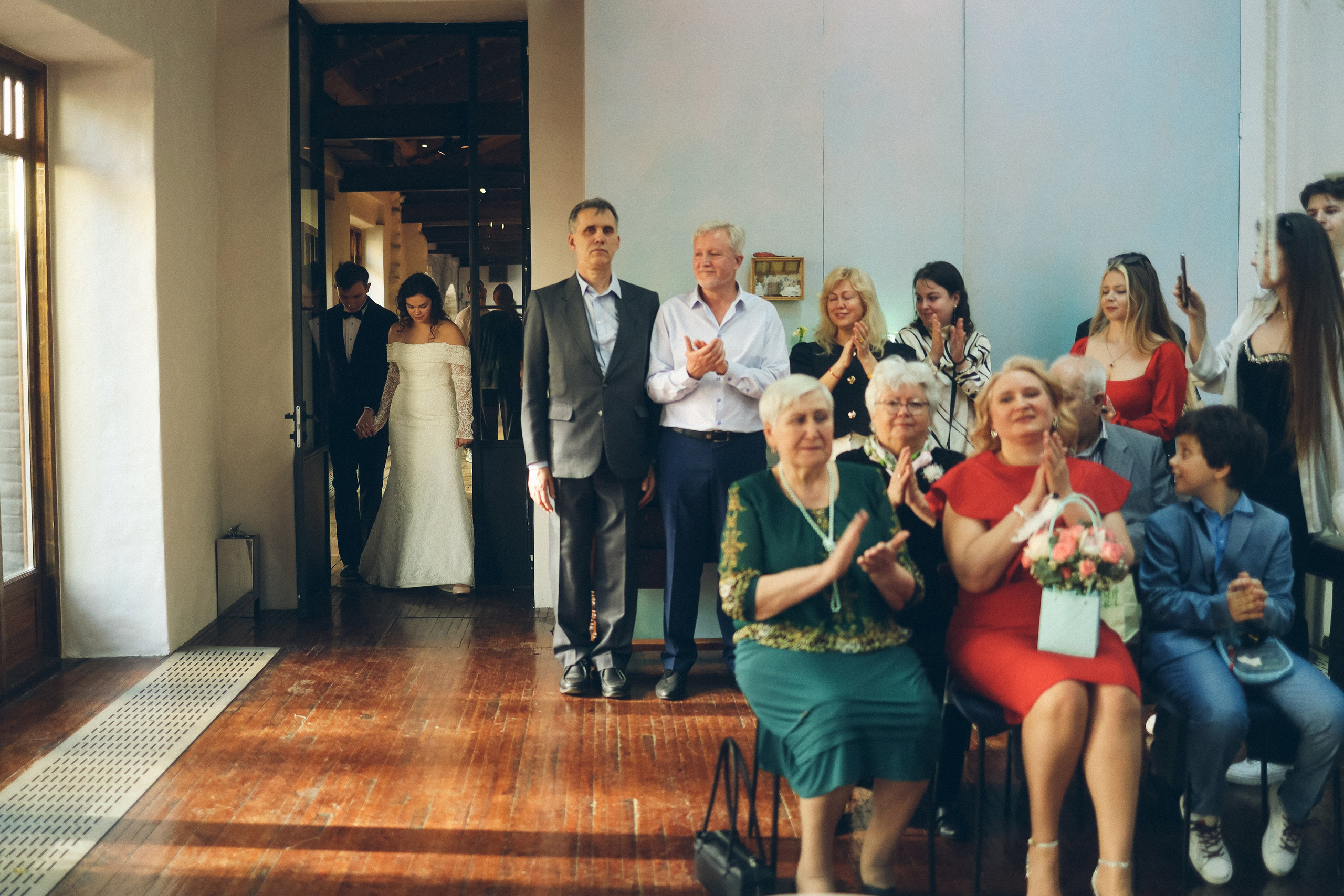 Илья и Науэль, прогулка и роспись в пространстве Yauza. Свадебный и портретный фотограф в Москве Кристина Золотова