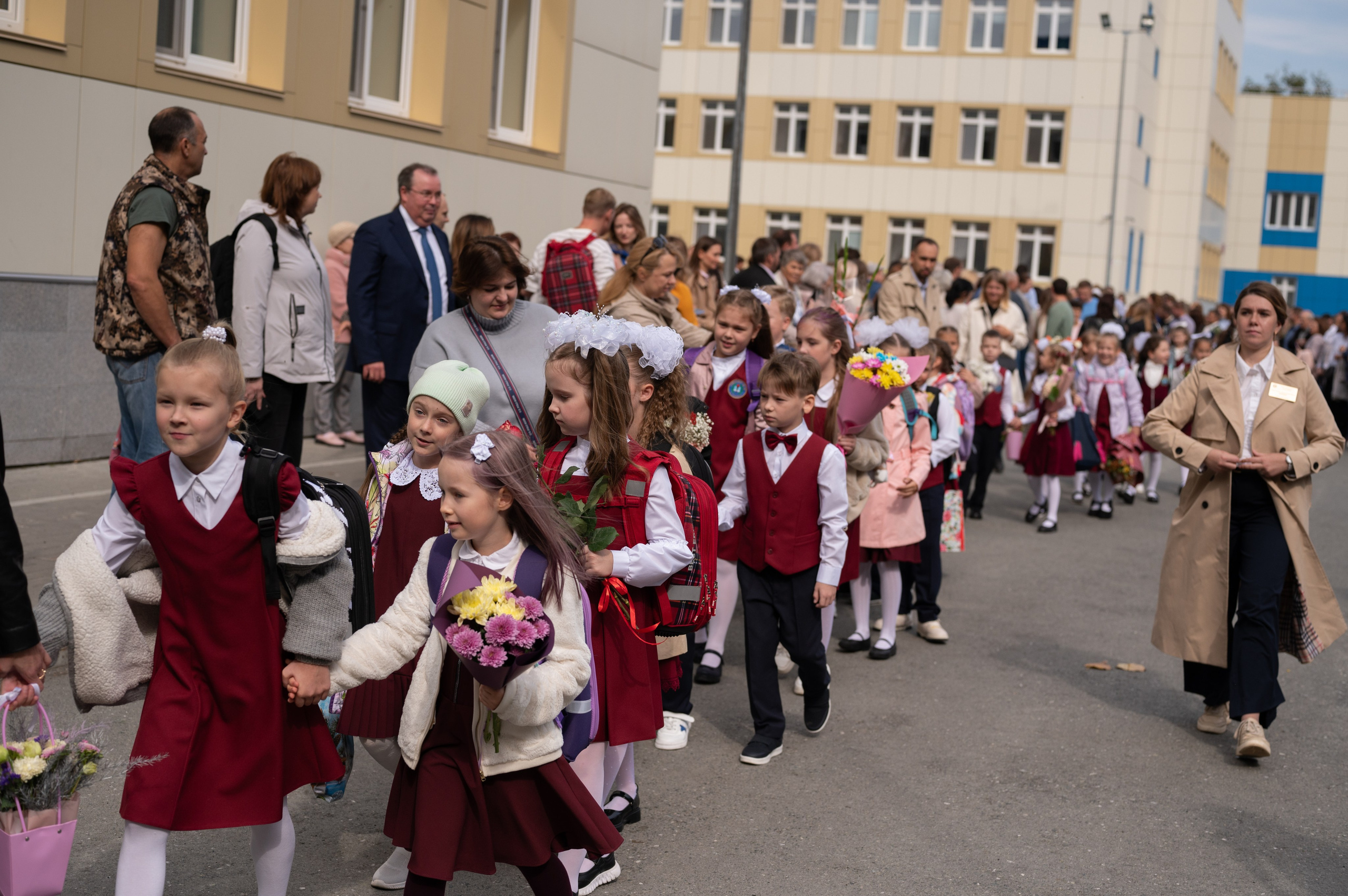 1 сентября 16 гимназия 2 класс (линейка + в классе+ на улице). Фотограф новорожденных, семейный детский в Тюмени Татьяна Морозова