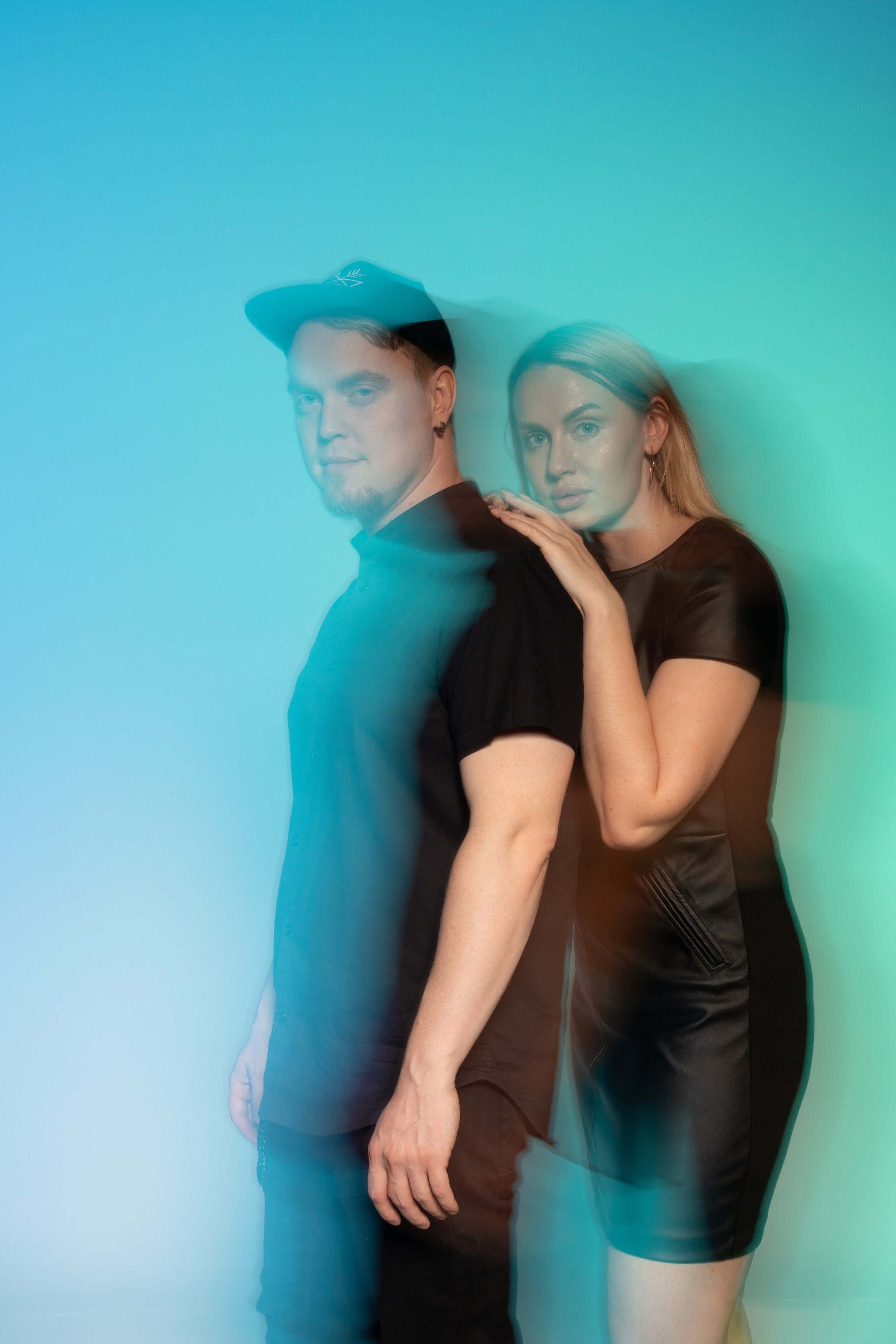 Семейный портрет на фоне. Фотограф в Тюмени Даша Михнова. Портреты, фотопроекты, фотодни