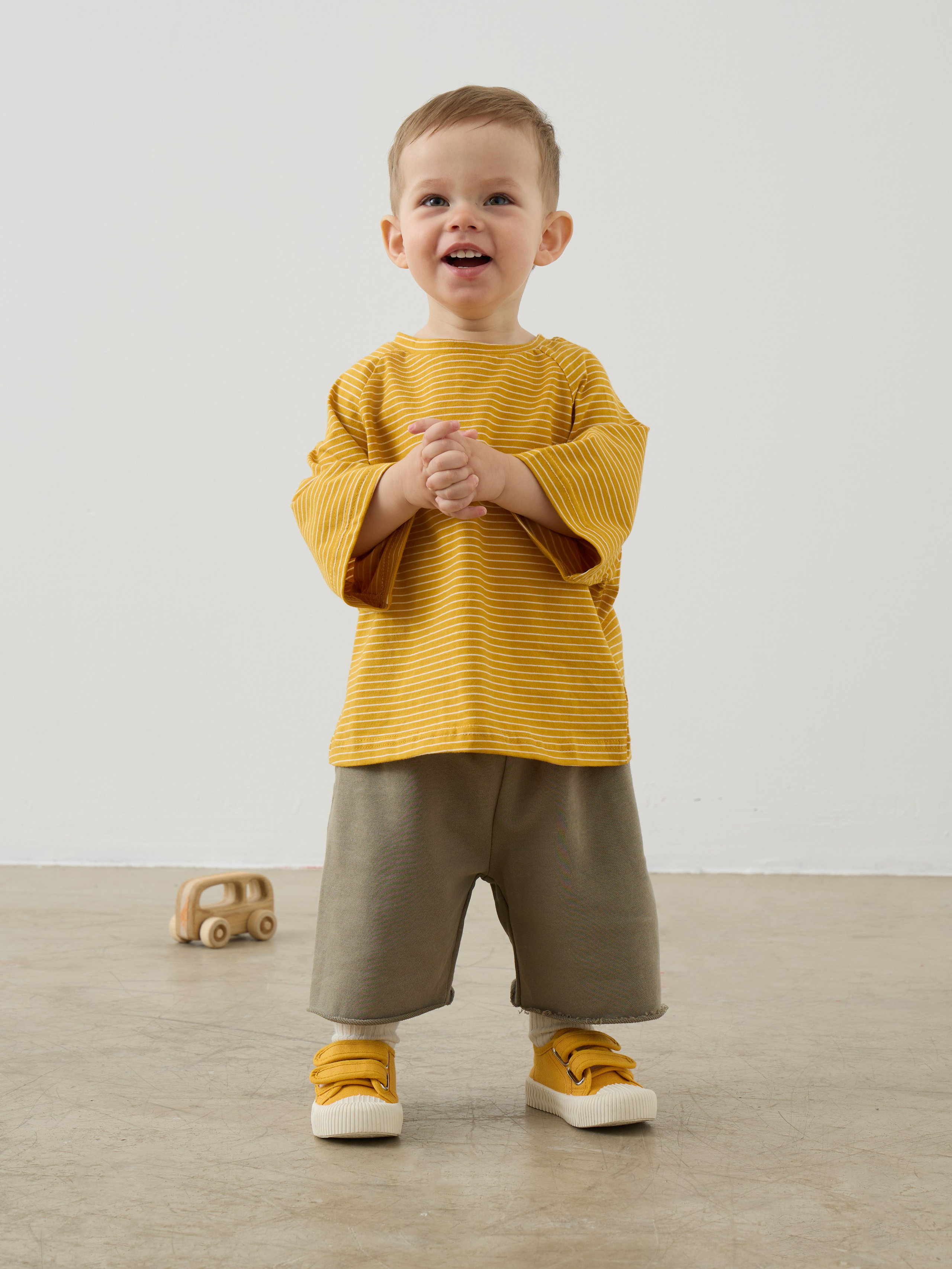 Фотограф Артём Галицкий. Специализируюсь на студийной съёмке одежды: каталоги, лукбуки, предметная съёмка. Опыт работы с fashion-брендами, маркетплейсами и коммерческими проектами. Грамотно выстраиваю свет, работаю быстро и точно под задачу. Также имею опыт работы гафером — отлично знаю световое оборудование и техническую сторону съёмочного процесса.