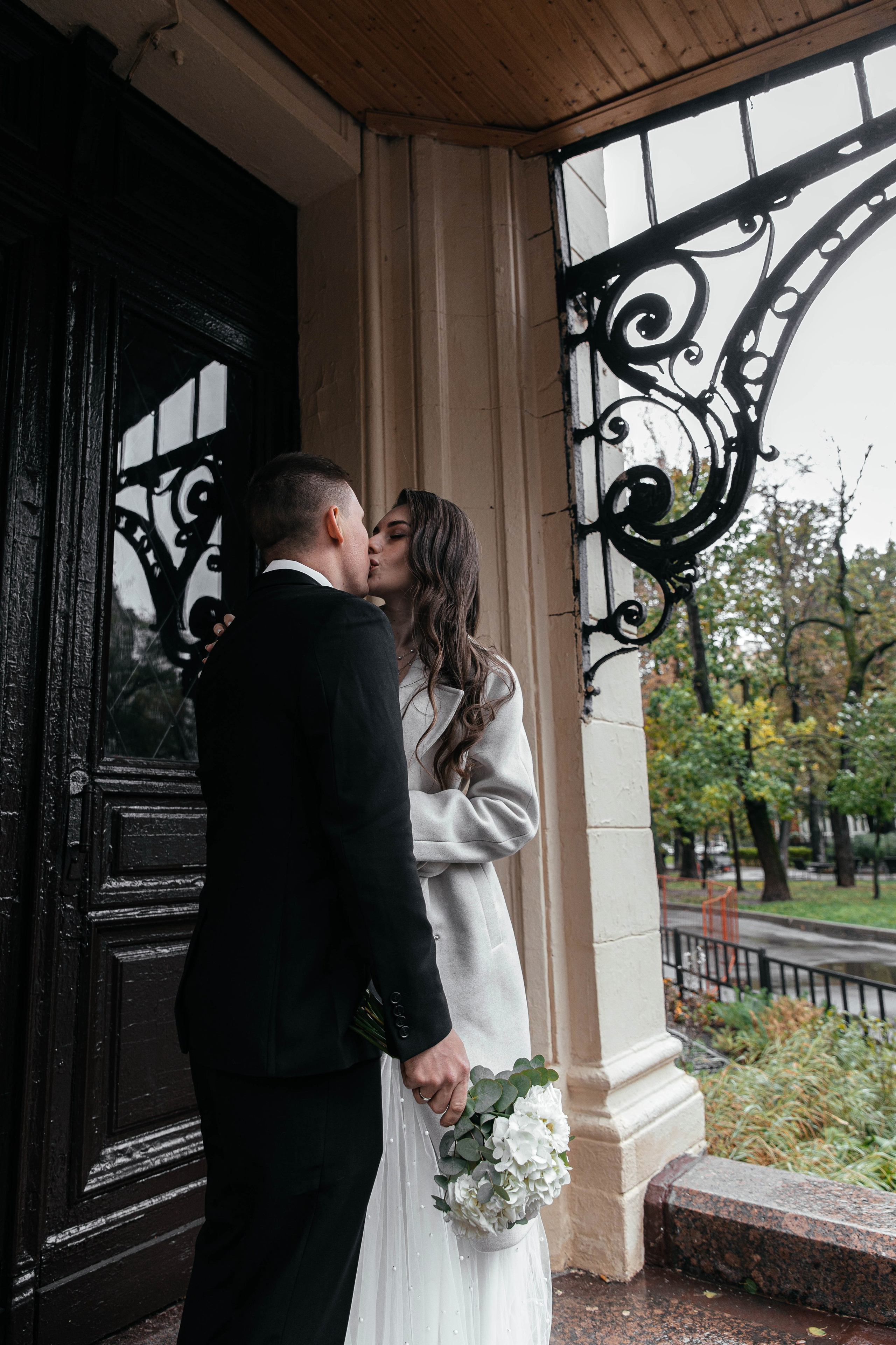 Прогулка под дождём. Свадебный фотограф в Москве