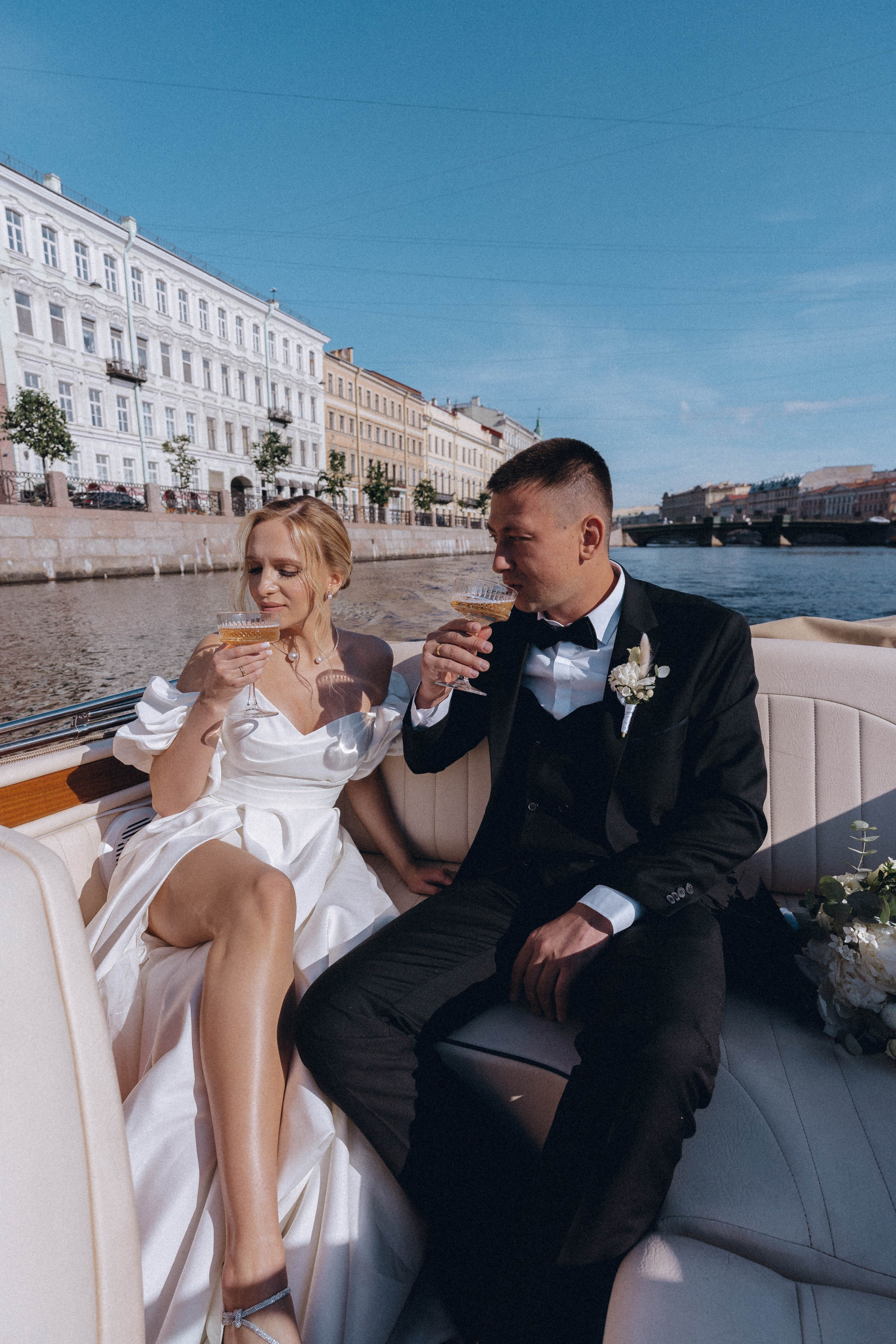 СВАДЕНБНАЯ СЬЕМКА НА КАТЕРЕ ПО КАНАЛАМ САНКТ-ПЕТЕРБУРГА И В АКВАТОРИИ НЕВЫ. Профессиональный фотограф, Санкт-Петербург — Виктория Богомолова