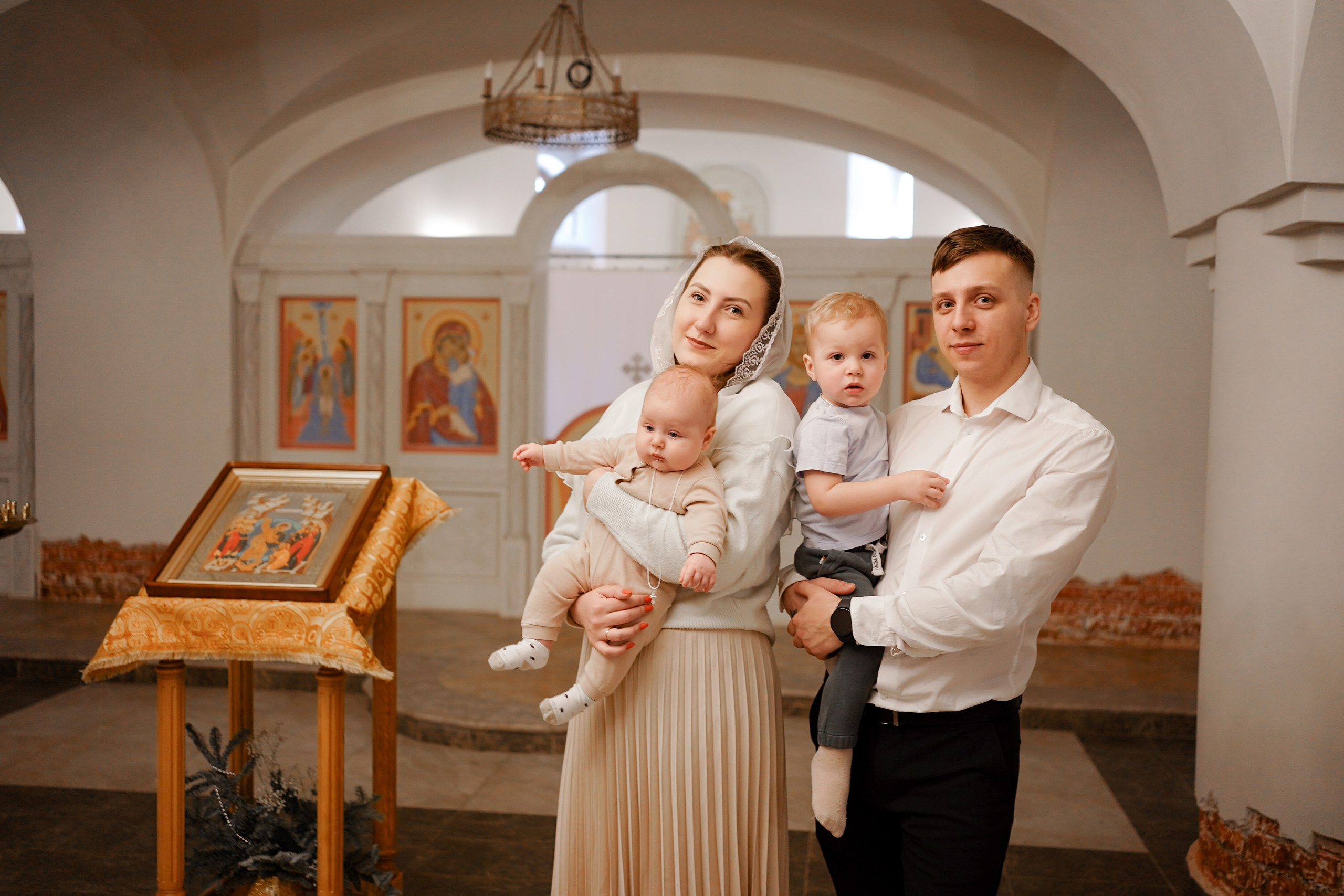 Таинство Крещения в храме Живоначальной Троицы в Троицке. Семейный и детский фотограф в Москве Екатерина Офицерова