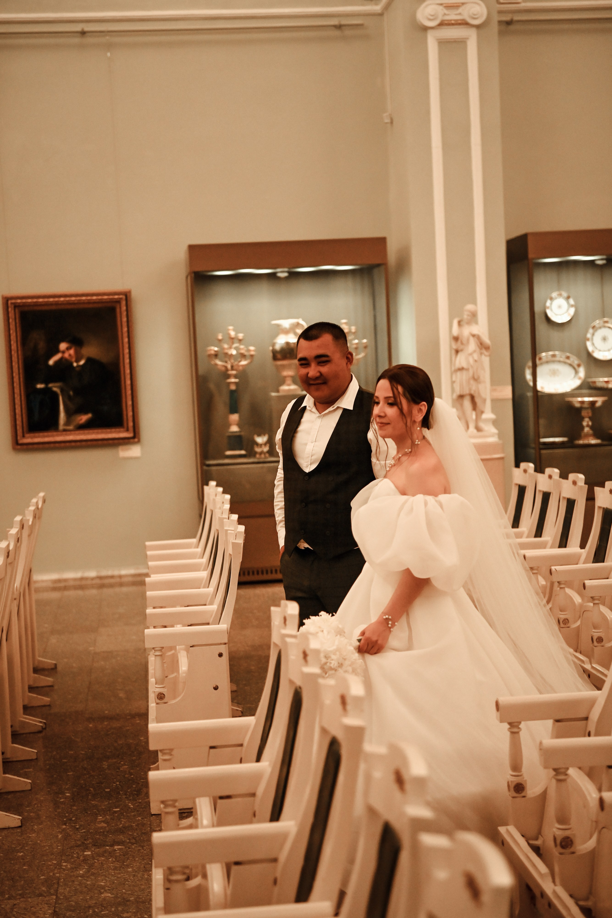 Небольшая свадебная серия в музее и прогулкой под дождем Эльмиры и Ризата. Свадебный, семейный, детский, контент фотограф в Омске Максим Ильин