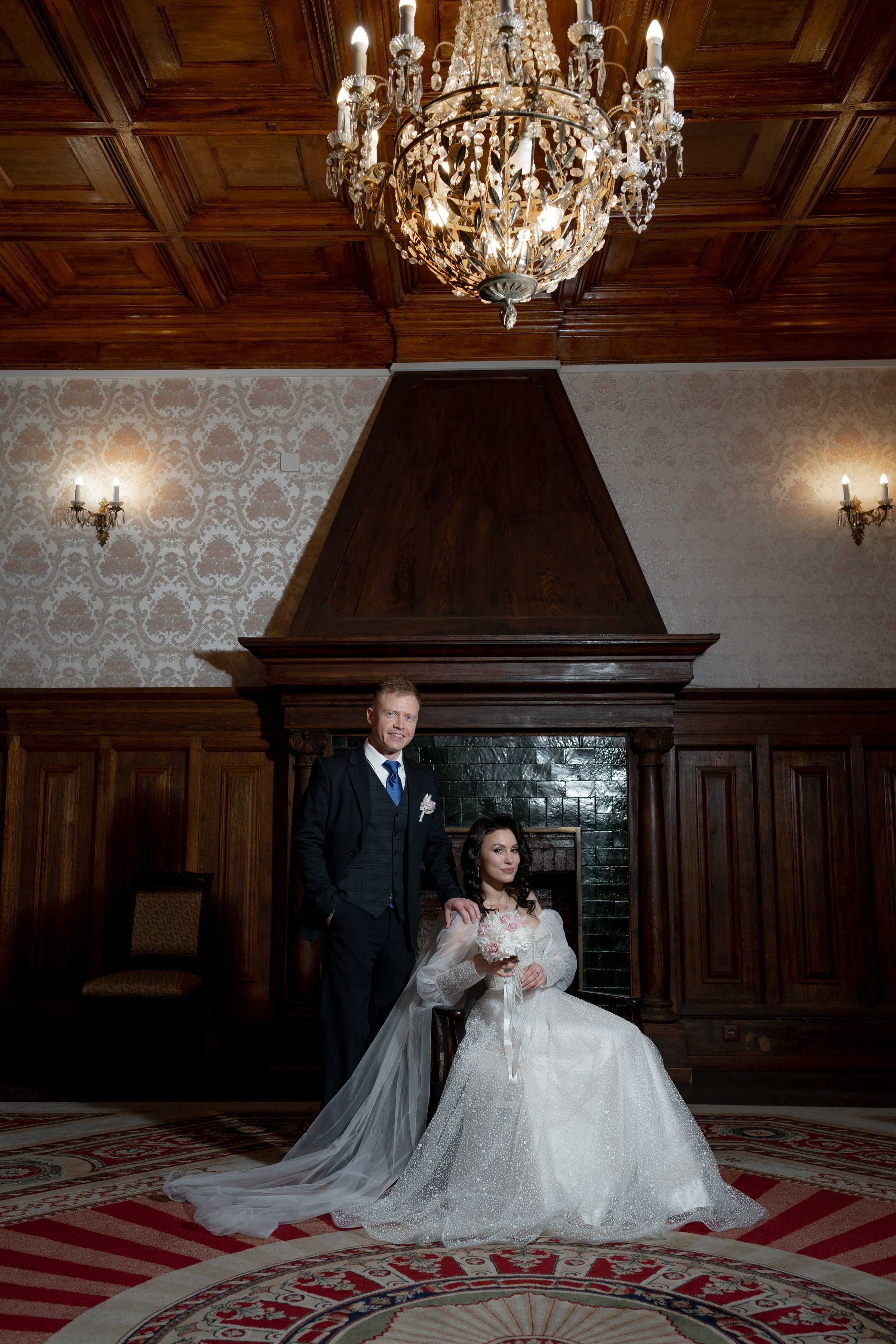 Жених и невеста в белом платье красиво позируют в ЗАГСе Петроградского района 