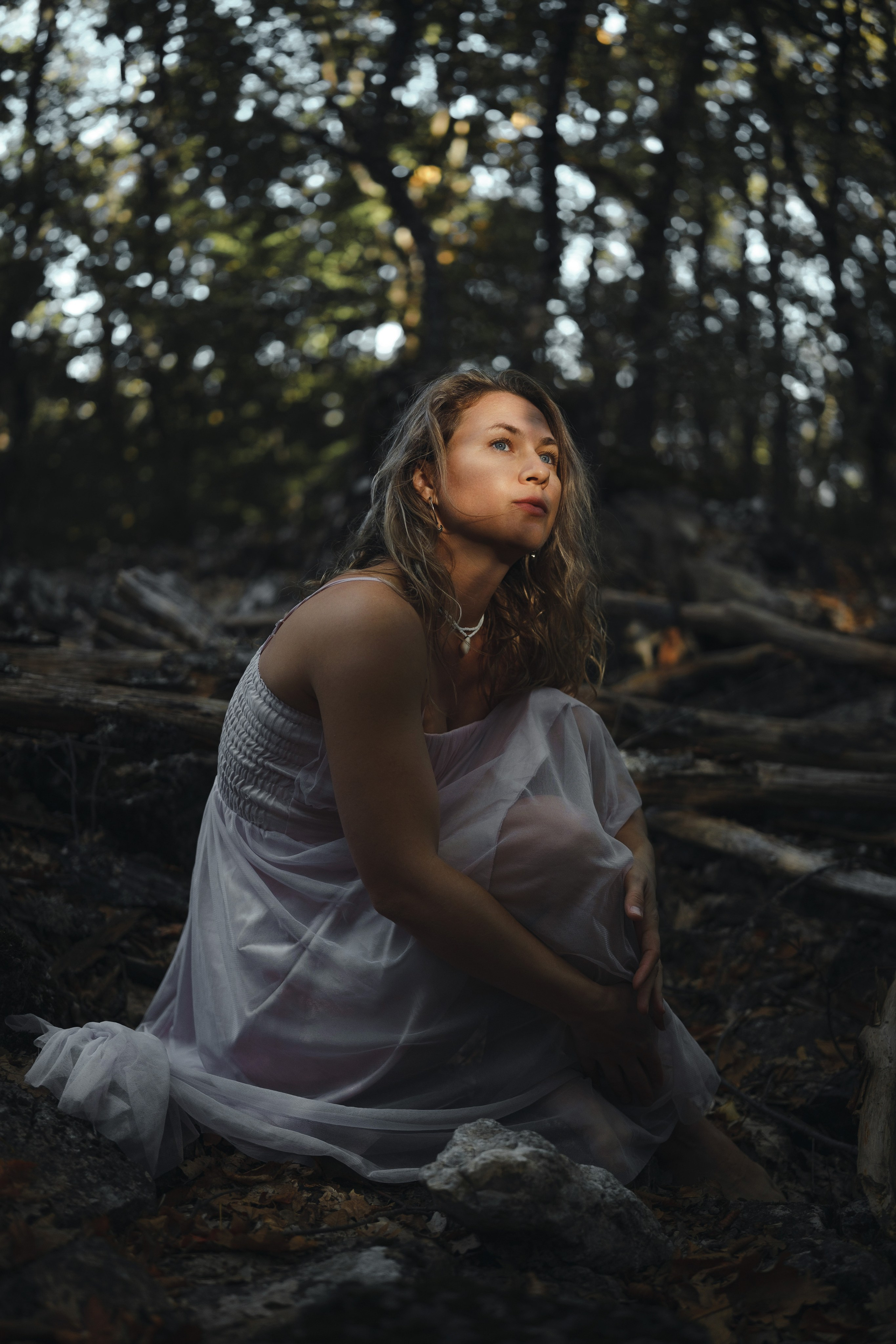 Фотосессия в Крыму. Девушка в платье в лесу. Загадочная фотосессия в лесу