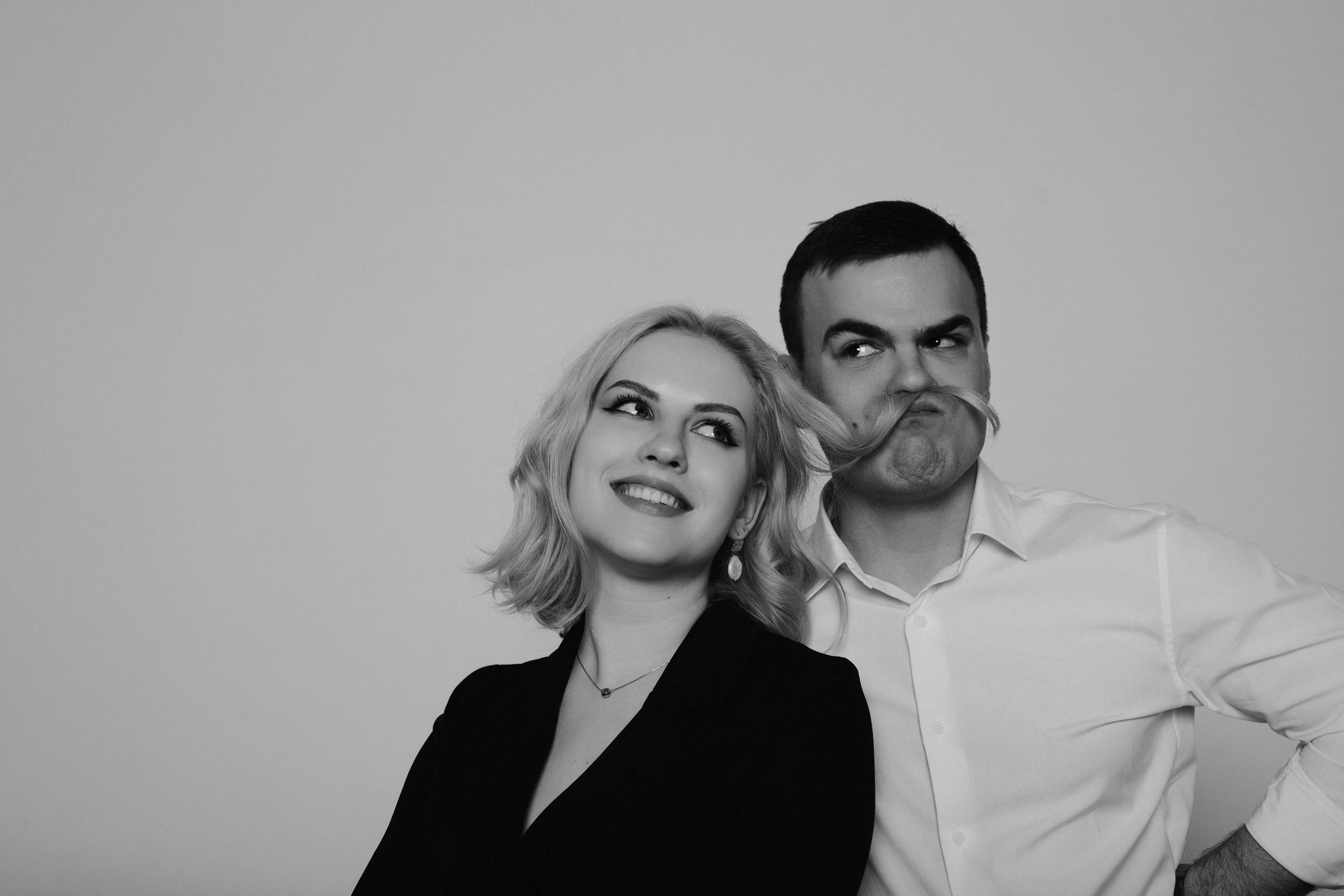 Профессиональная фотосессия пары в студии на циклораме. Идеи для парной фотосессии. Фото, где влюбленные дурачатся