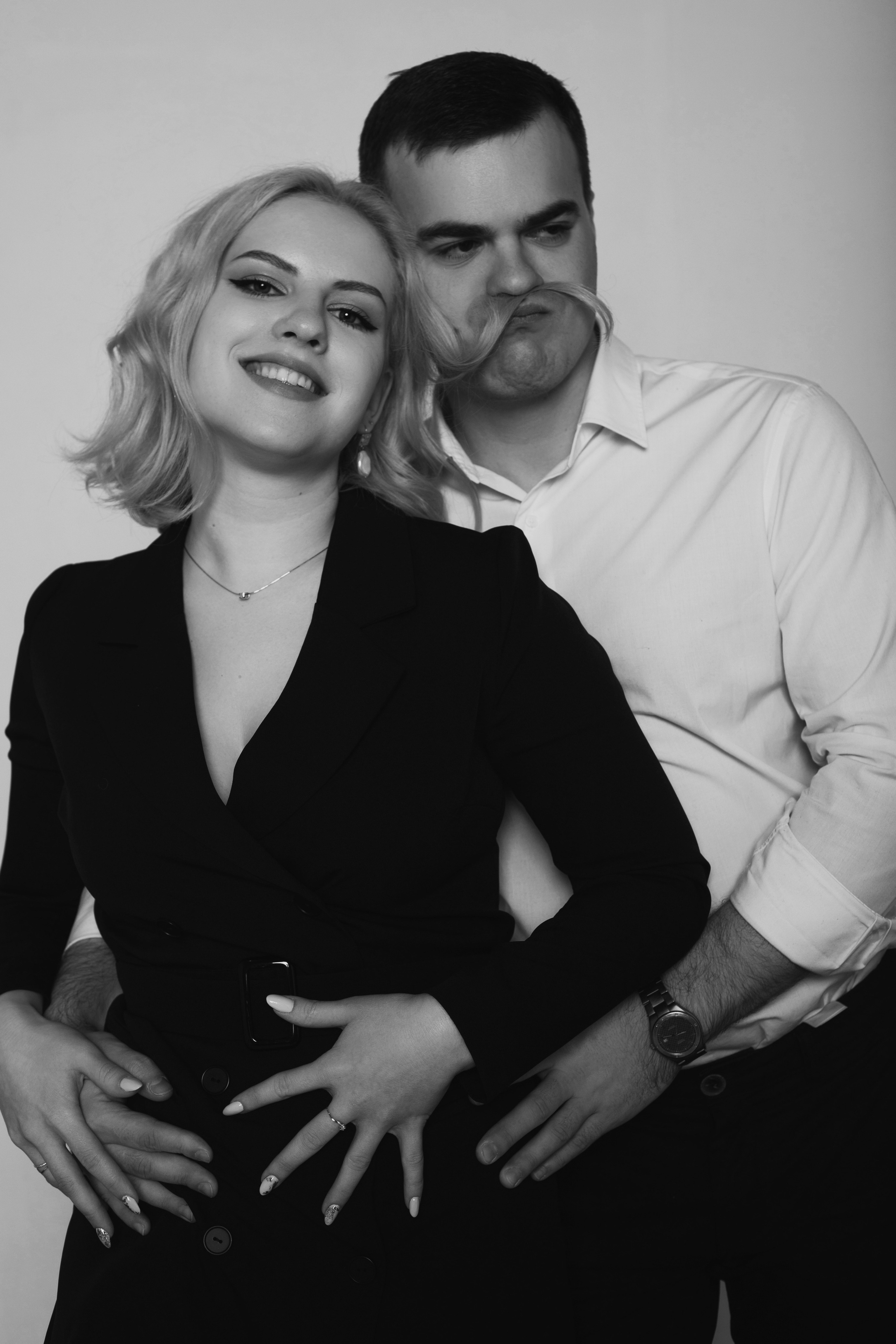 Профессиональная фотосессия пары в студии на циклораме. Идеи для парной фотосессии. Фото, где влюбленные дурачатся