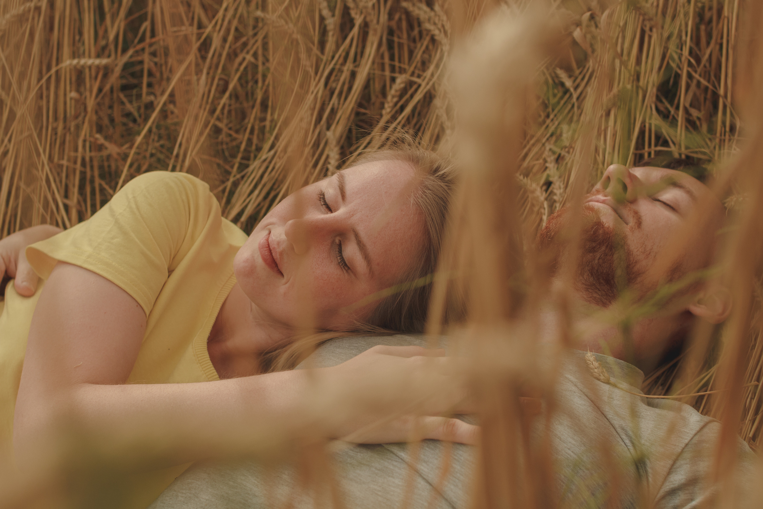 Портретный фотограф в Москве Калагина Светлана. Летняя фотосессия для пары в поле пшеницы