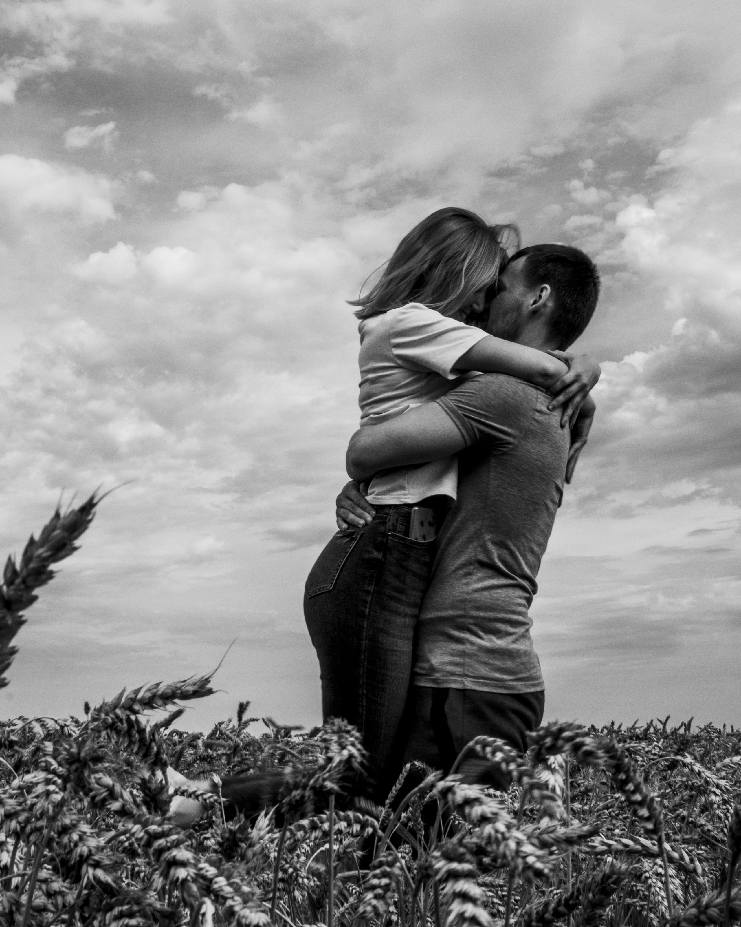 Портретный фотограф в Москве Калагина Светлана. Летняя фотосессия для пары в поле пшеницы