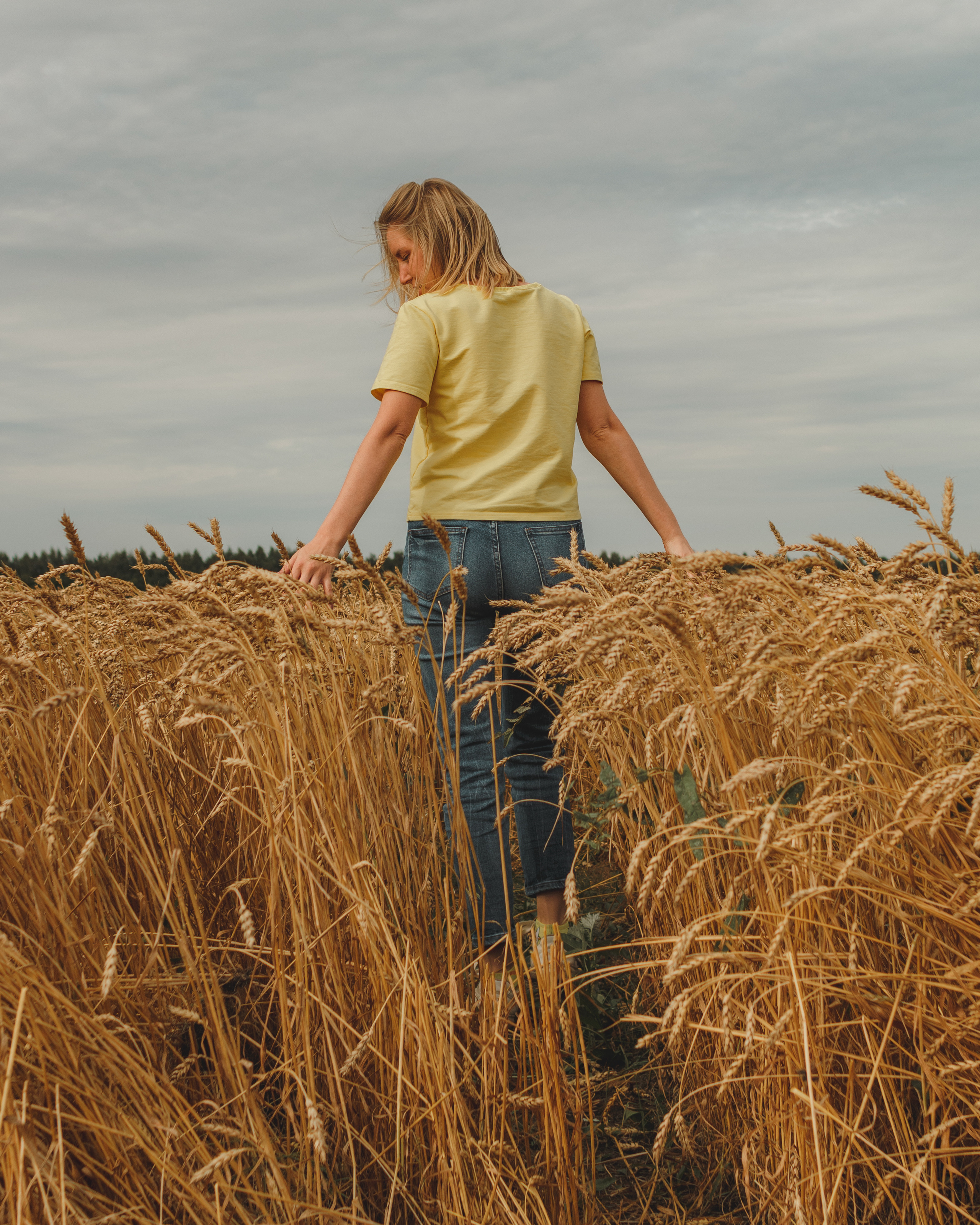 Фотосессия для пары в поле