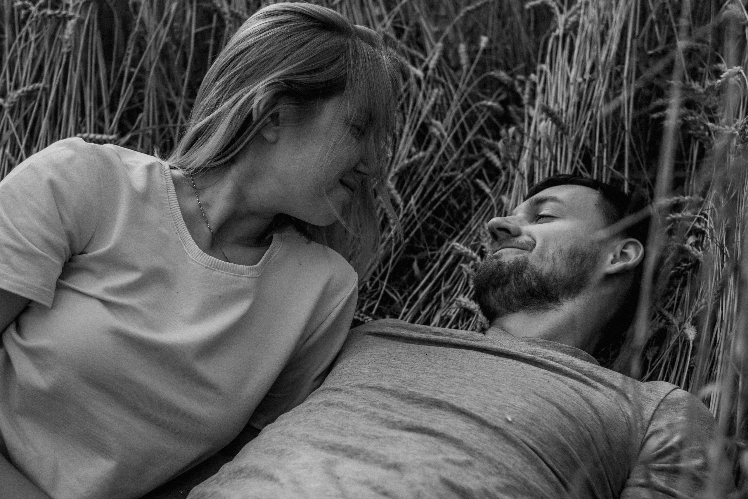 Портретный фотограф в Москве Калагина Светлана. Летняя фотосессия для пары в поле пшеницы