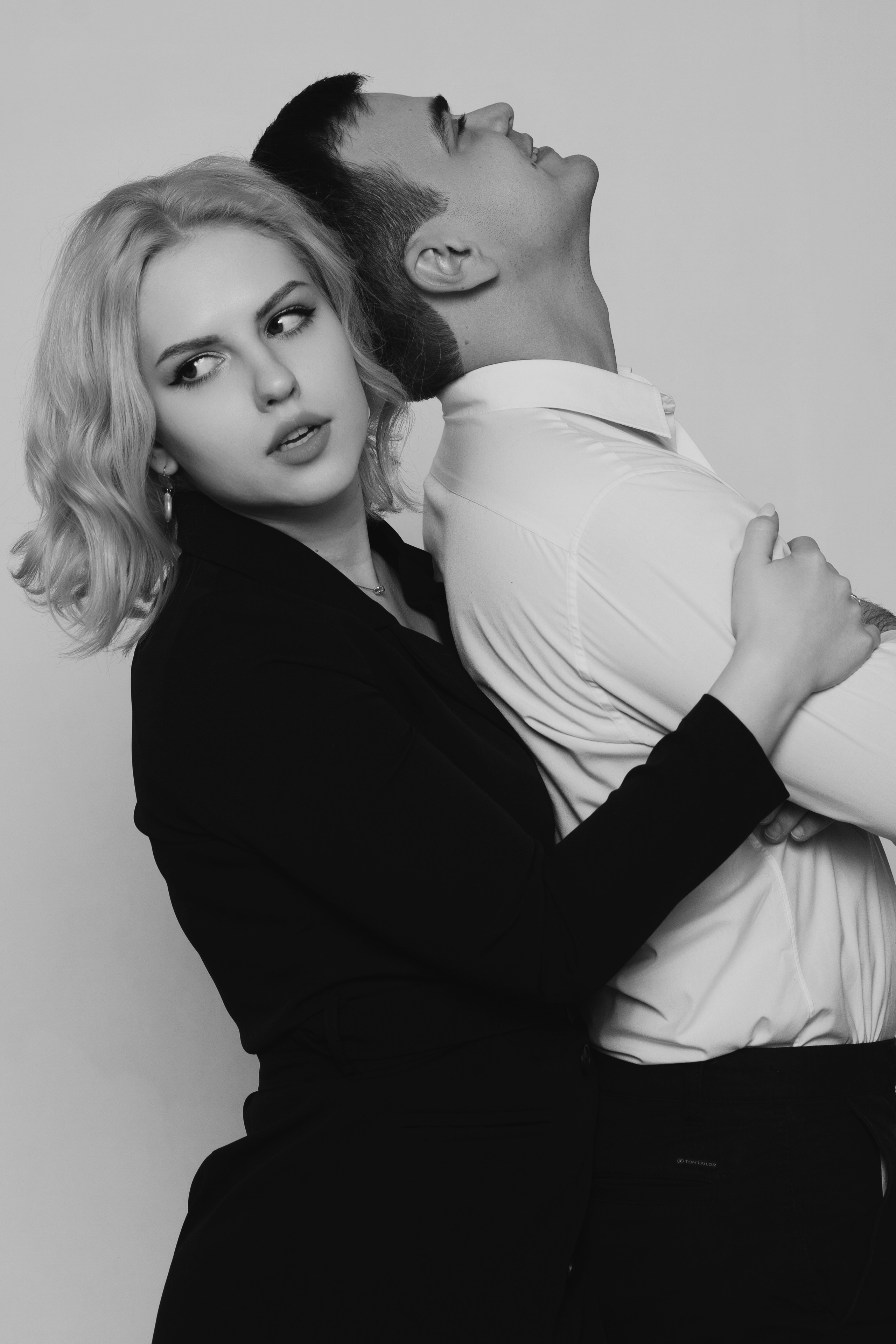 Профессиональная фотосессия пары в студии на циклораме. Идеи для парной фотосессии. 