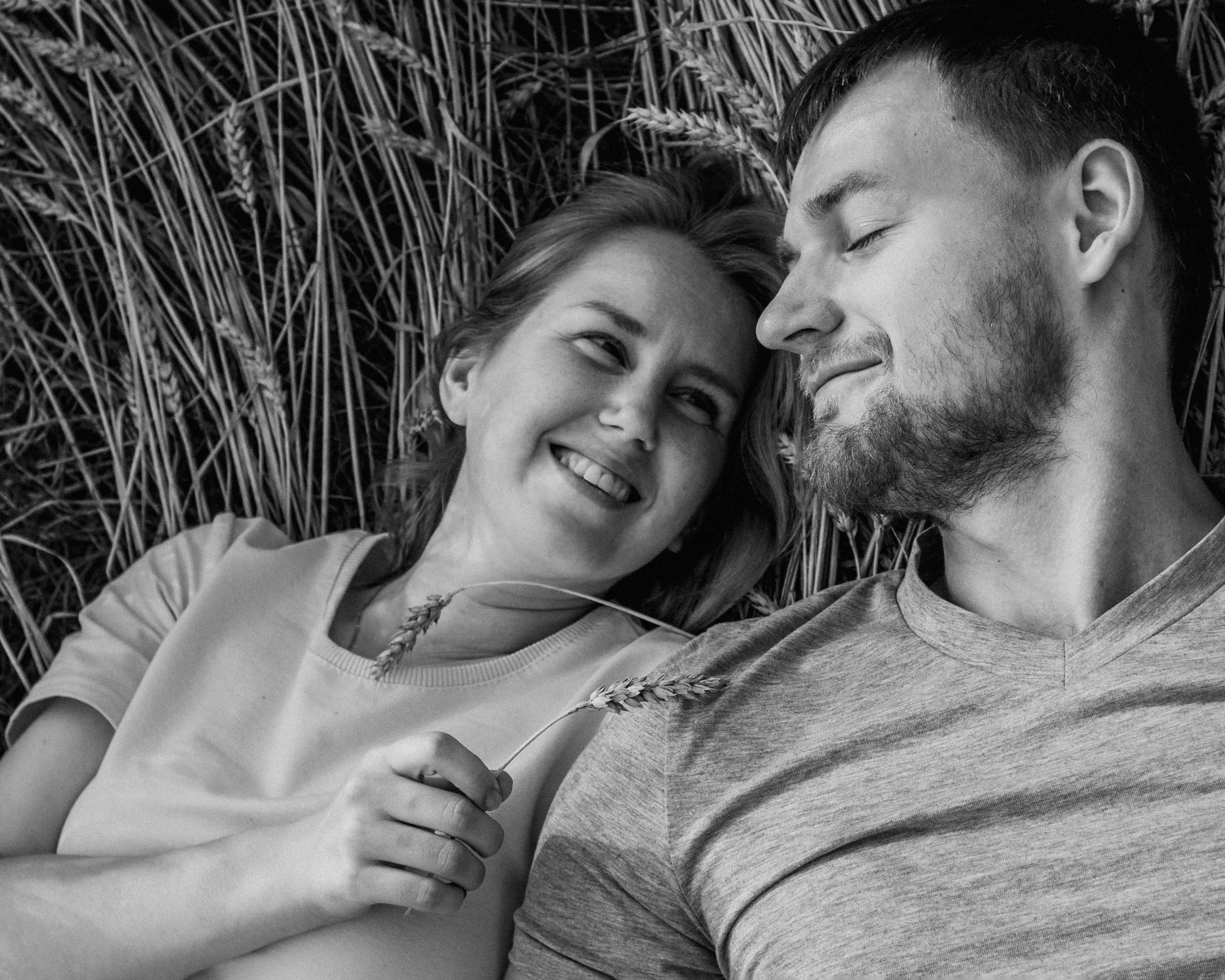 Фотосессия для пары в поле