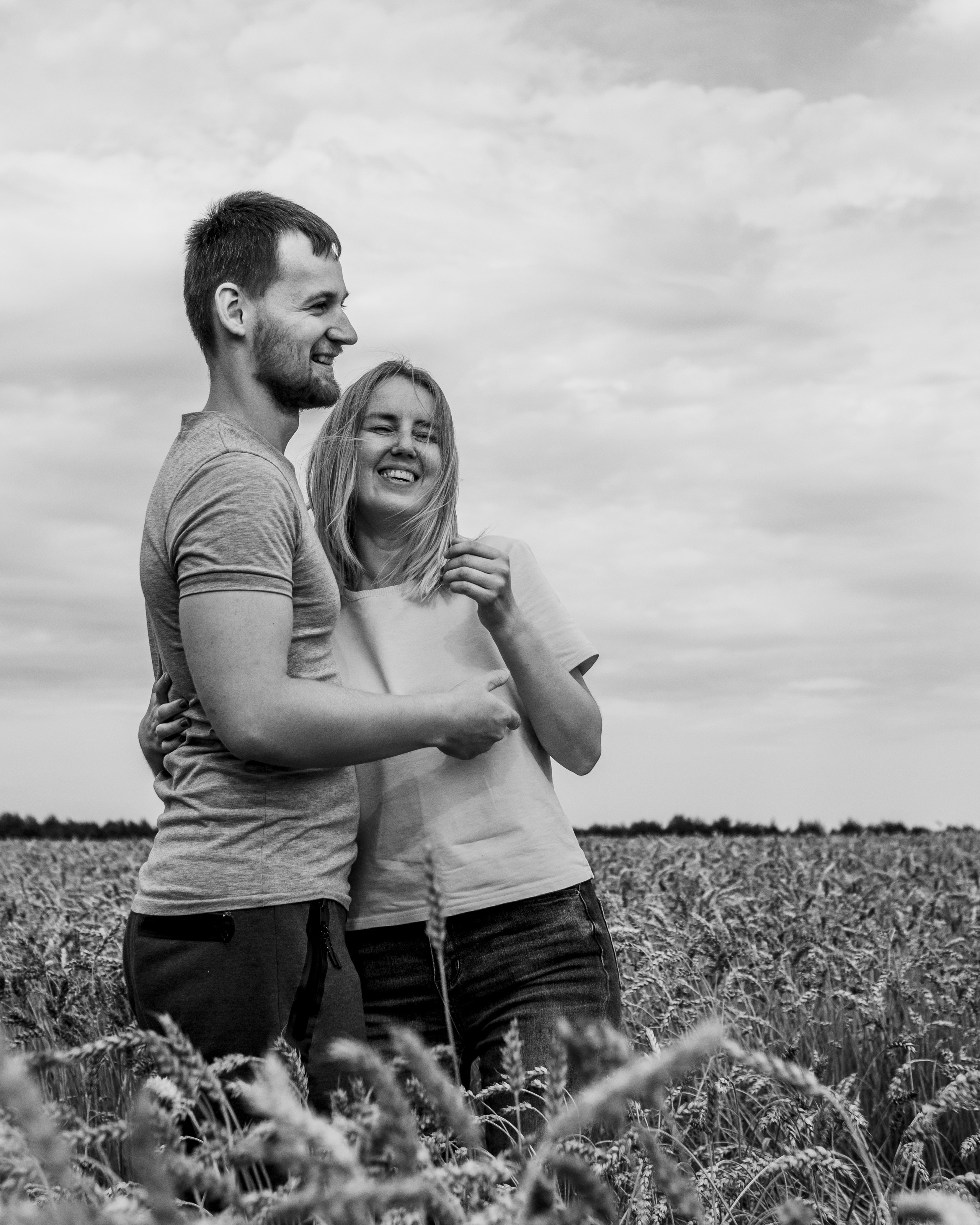 Фотосессия для пары в поле
