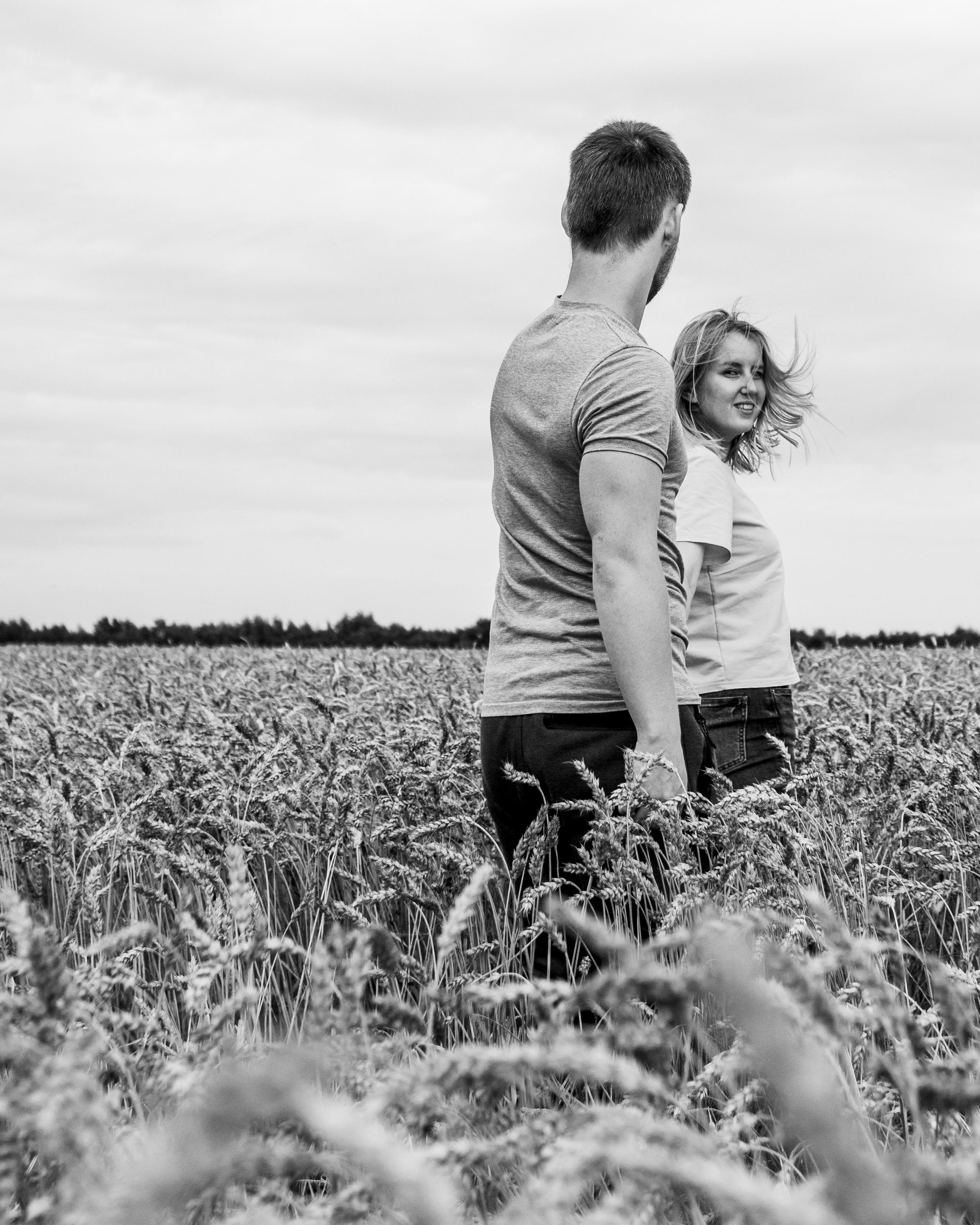 Портретный фотограф в Москве Калагина Светлана. Летняя фотосессия для пары в поле пшеницы