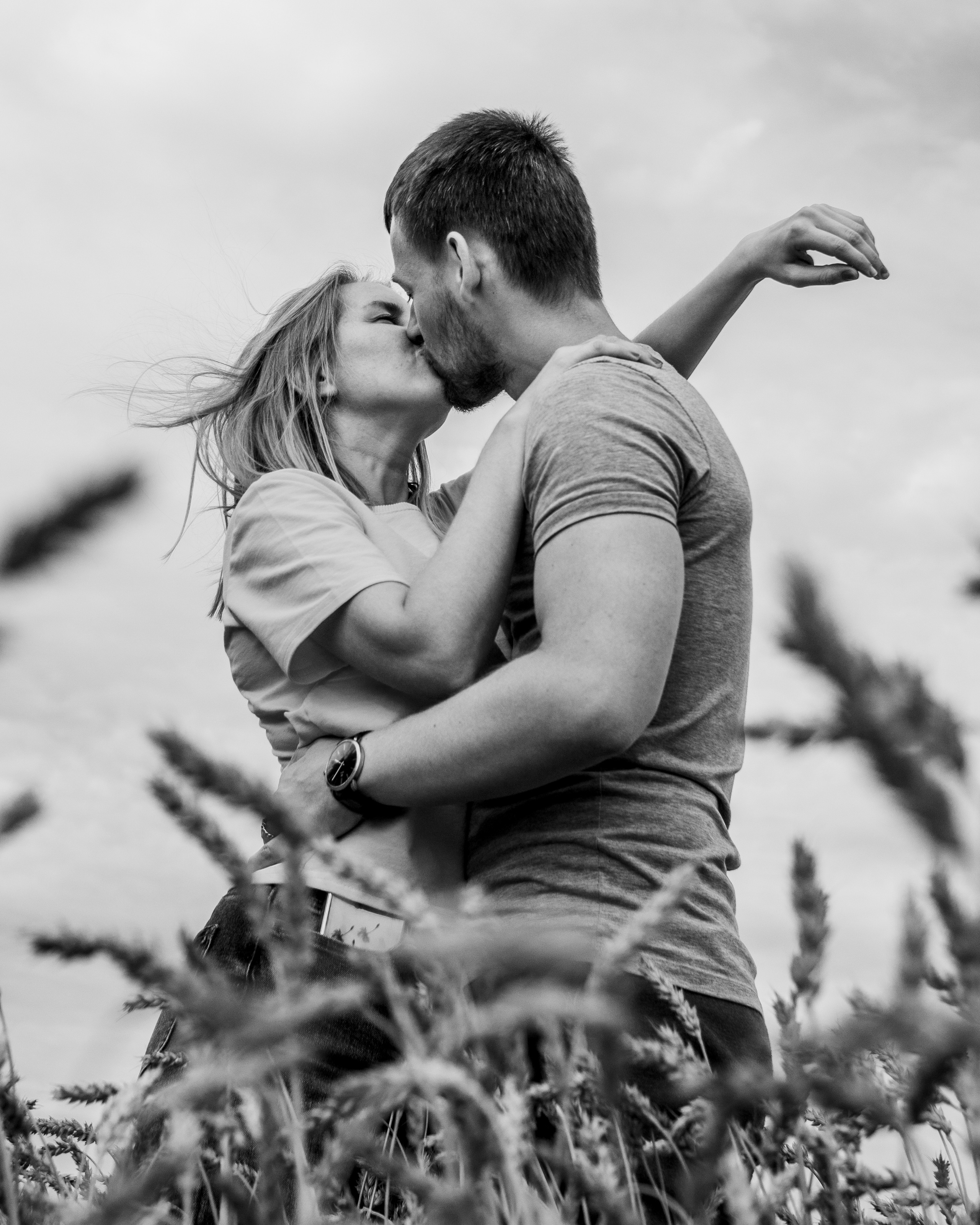 Портретный фотограф в Москве Калагина Светлана. Летняя фотосессия для пары в поле пшеницы.