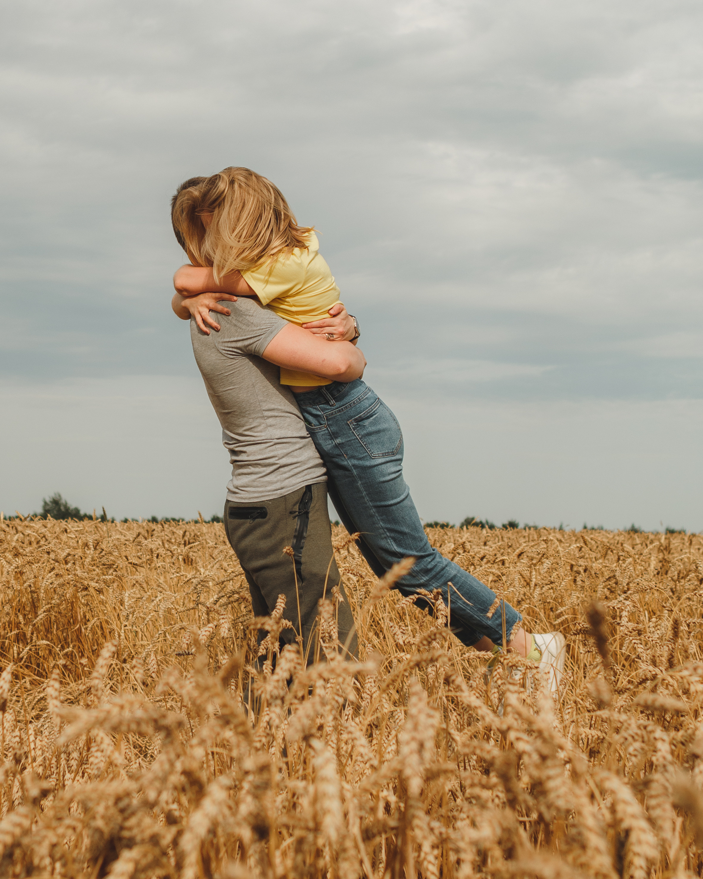 Портретный фотограф в Москве Калагина Светлана. Летняя фотосессия для пары в поле пшеницы