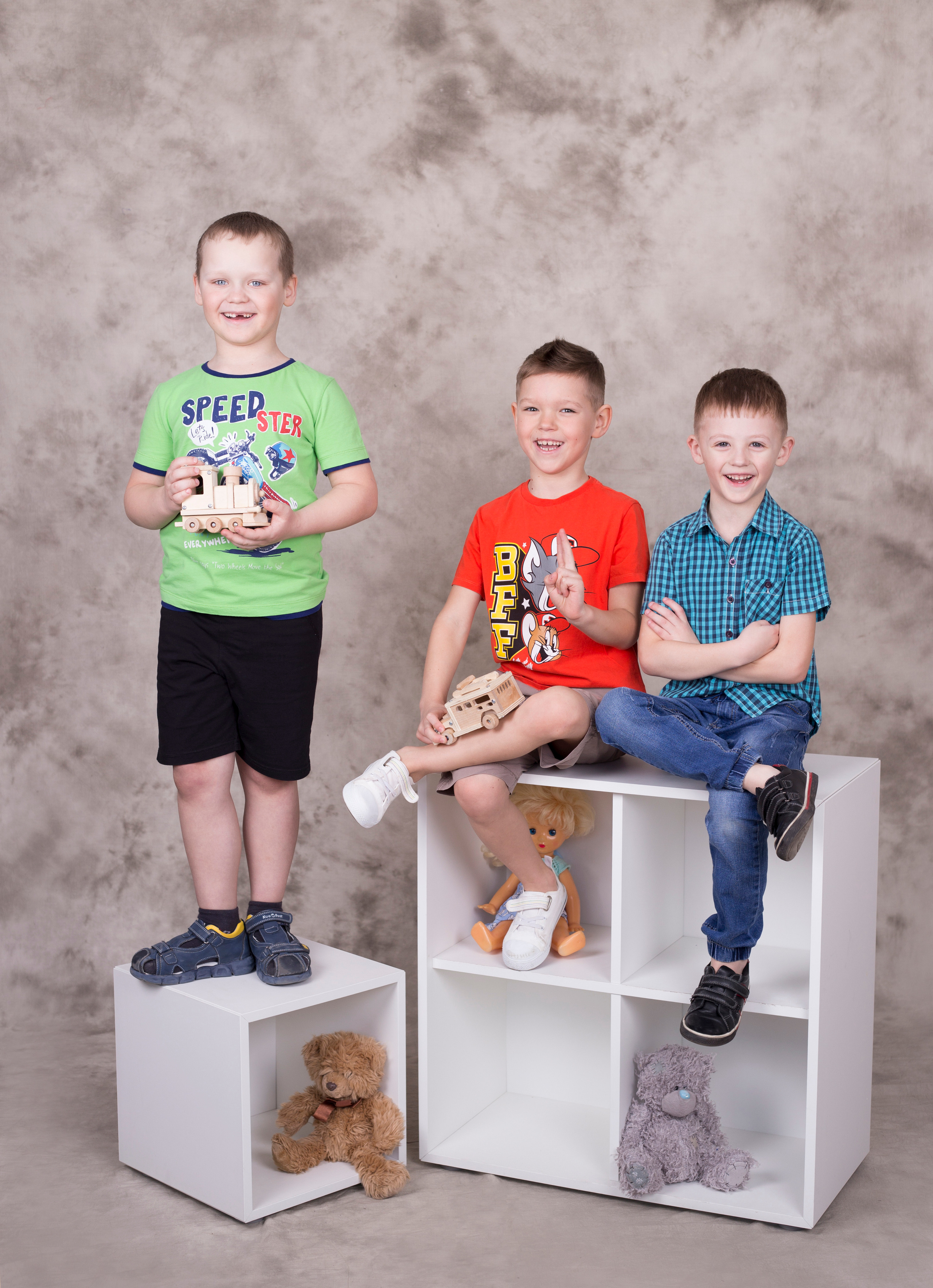 Выпускные альбомы для детского сада печать на заказ. Выпускные альбомы в Тюмени для школ, садов, вузов спортивных секций