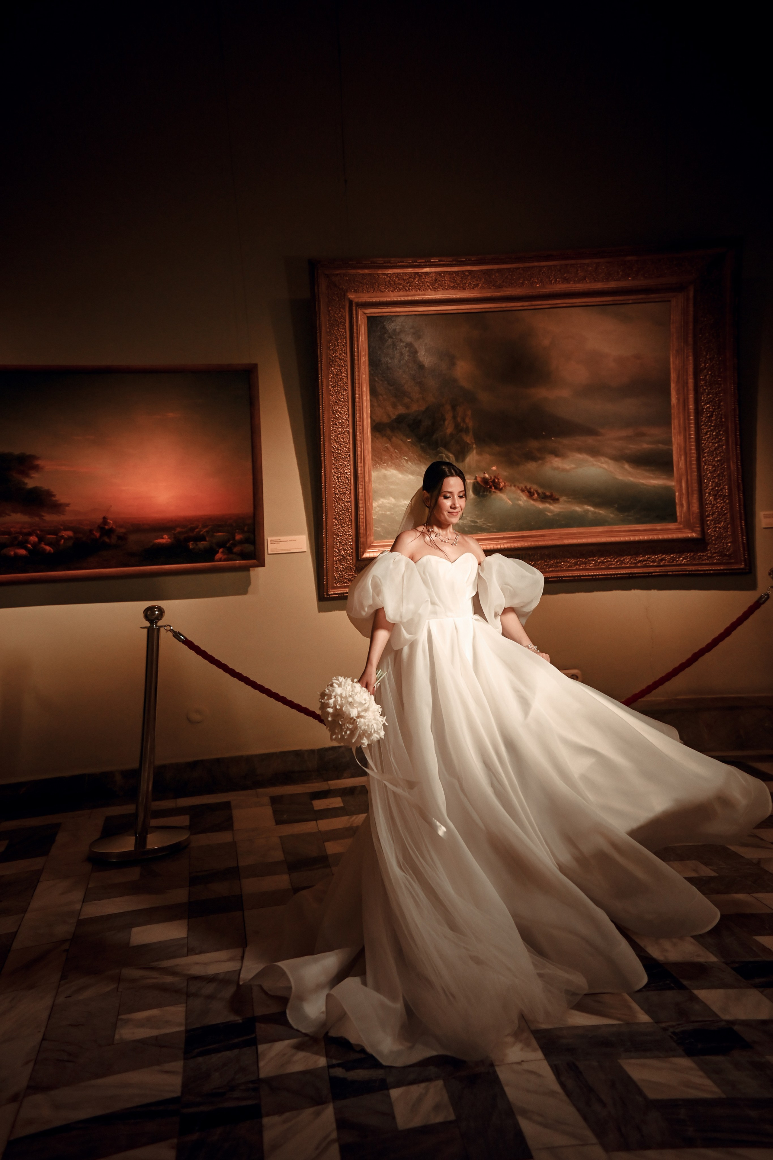 Небольшая свадебная серия в музее и прогулкой под дождем Эльмиры и Ризата. Свадебный, семейный, детский, контент фотограф в Омске Максим Ильин