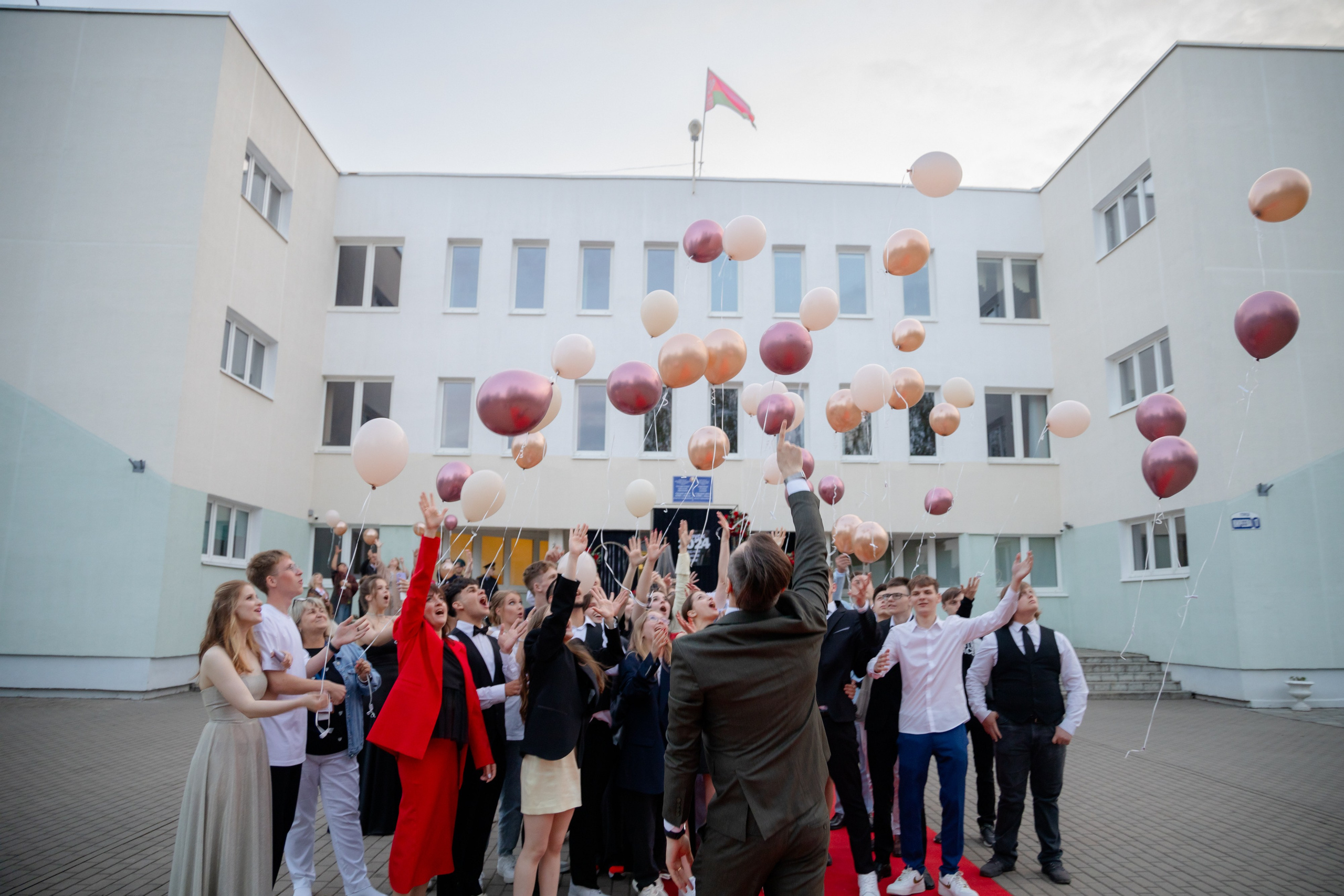 Школьный выпускной 2024 год в Соколе (Минск). Свадебный фотограф в Минске/Беларуси Сергей Спиридонов