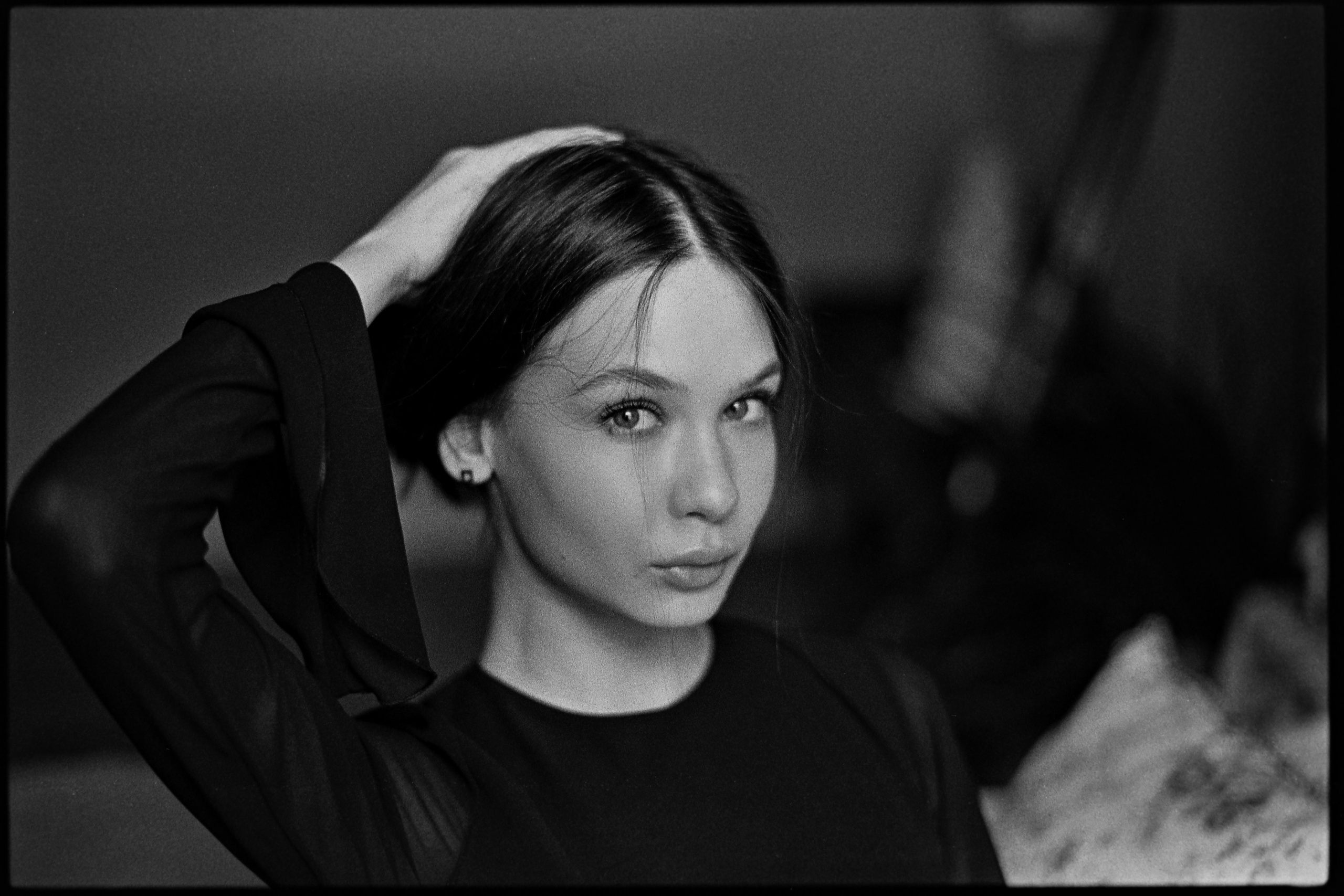 Студийная фотосессия с естественным светом на черно-белую пленку