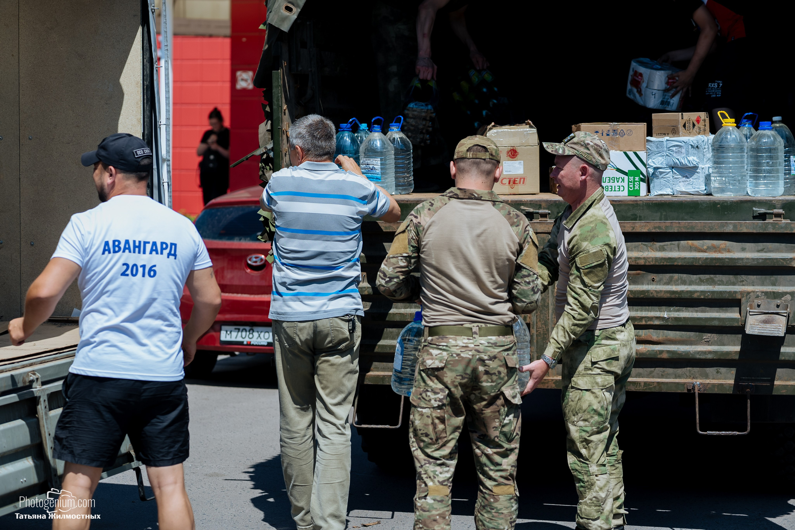8 июня «Патриоты из Курска» сбор гуманитарной помощи у кинотеатра «Родина». Фотограф Нижний Новгород Татьяна Кейод