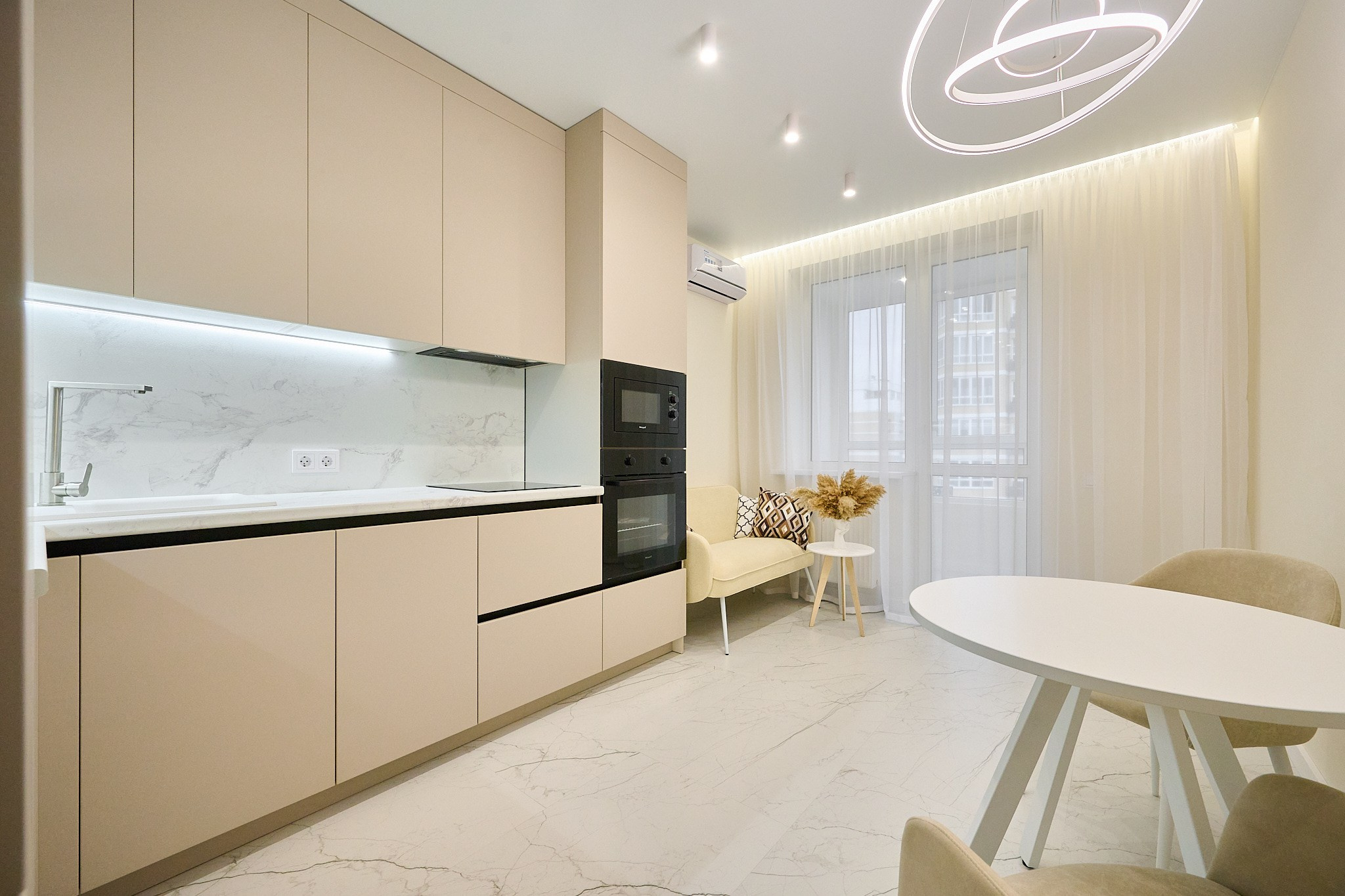 бежевая кухня белый кухонный стол белые шкафчики 