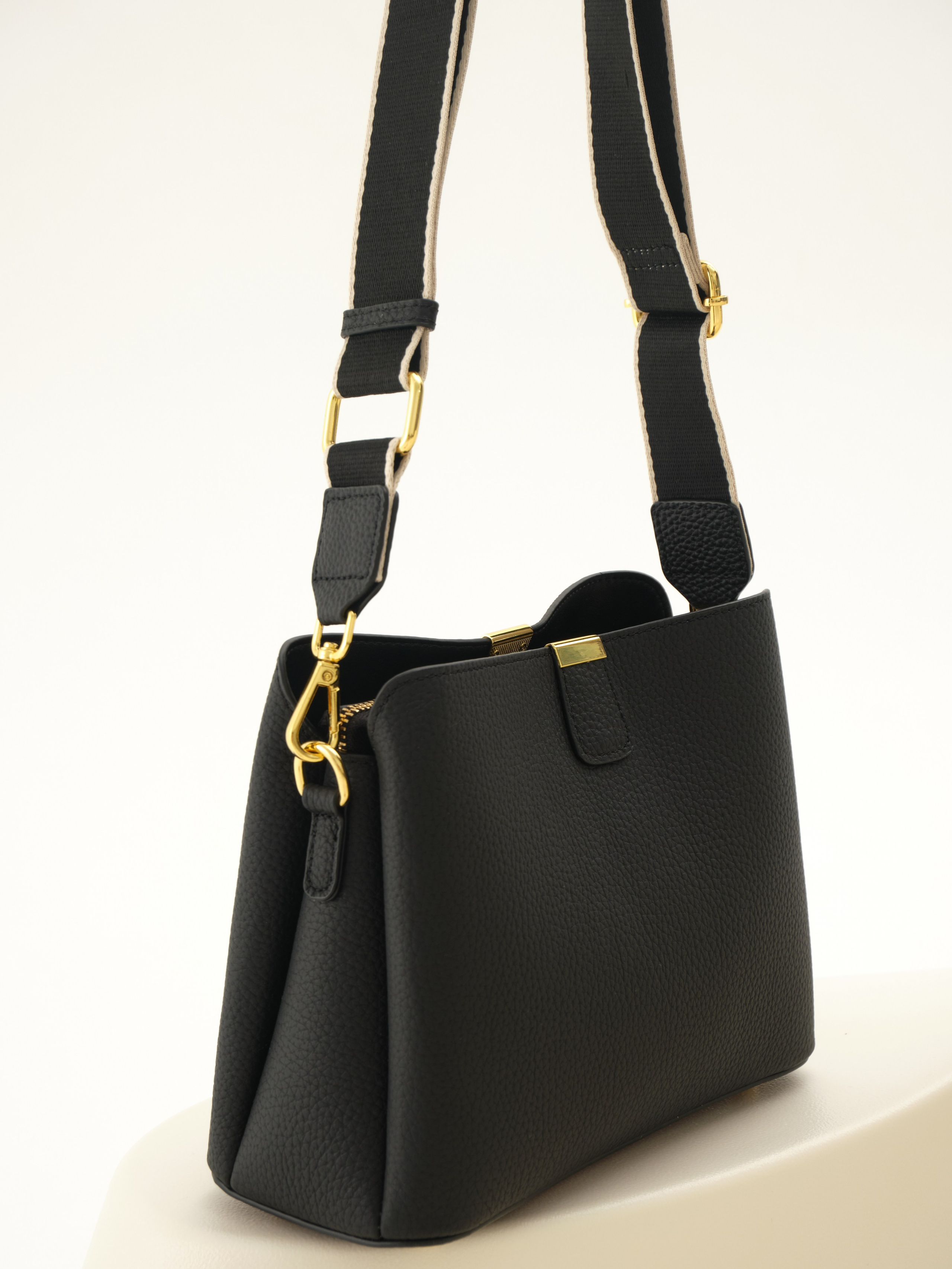 Съемка для маркетплейса, сумки / фотоаппарат. Привет) Меня зовут Анита и я фотограф из Сургута